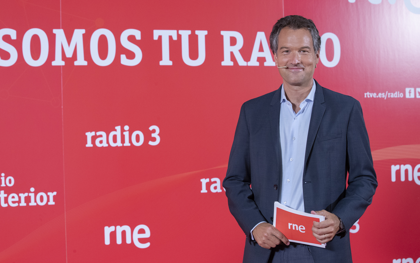 Íñigo Alfonso se mantiene al frente de 'Las mañanas de RNE'. Íñigo Alfonso se mantiene al frente de 'Las mañanas de RNE'.