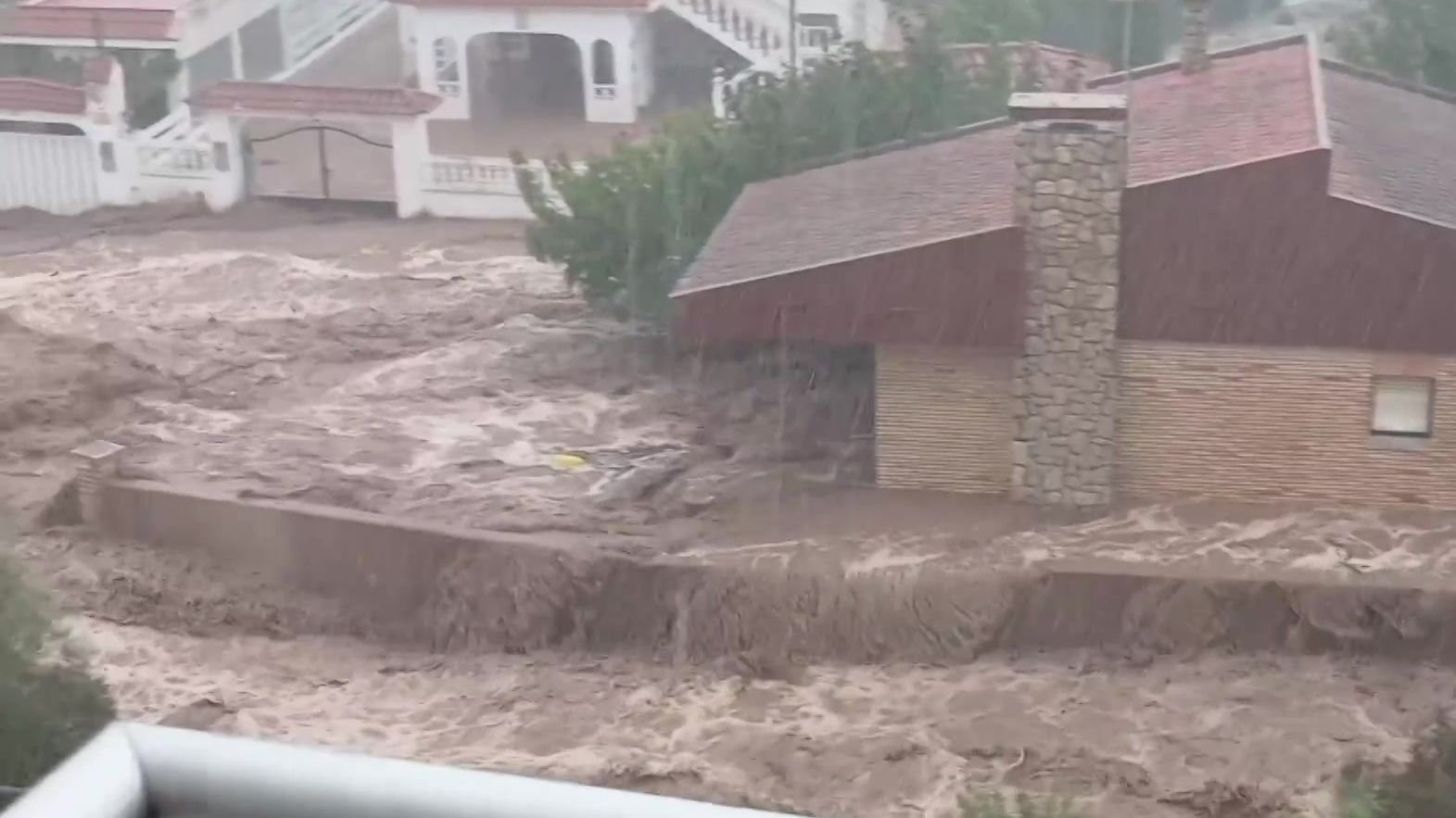 Las lluvias torrenciales obligan a cientos de personas a pasar la noche fuera de sus casas en el sur de Tarragona