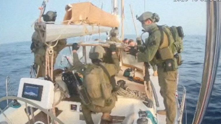 Israel traslada a puerto a algunos de los activistas de la Flotilla a Gaza y unos 23 barcos siguen avanzando