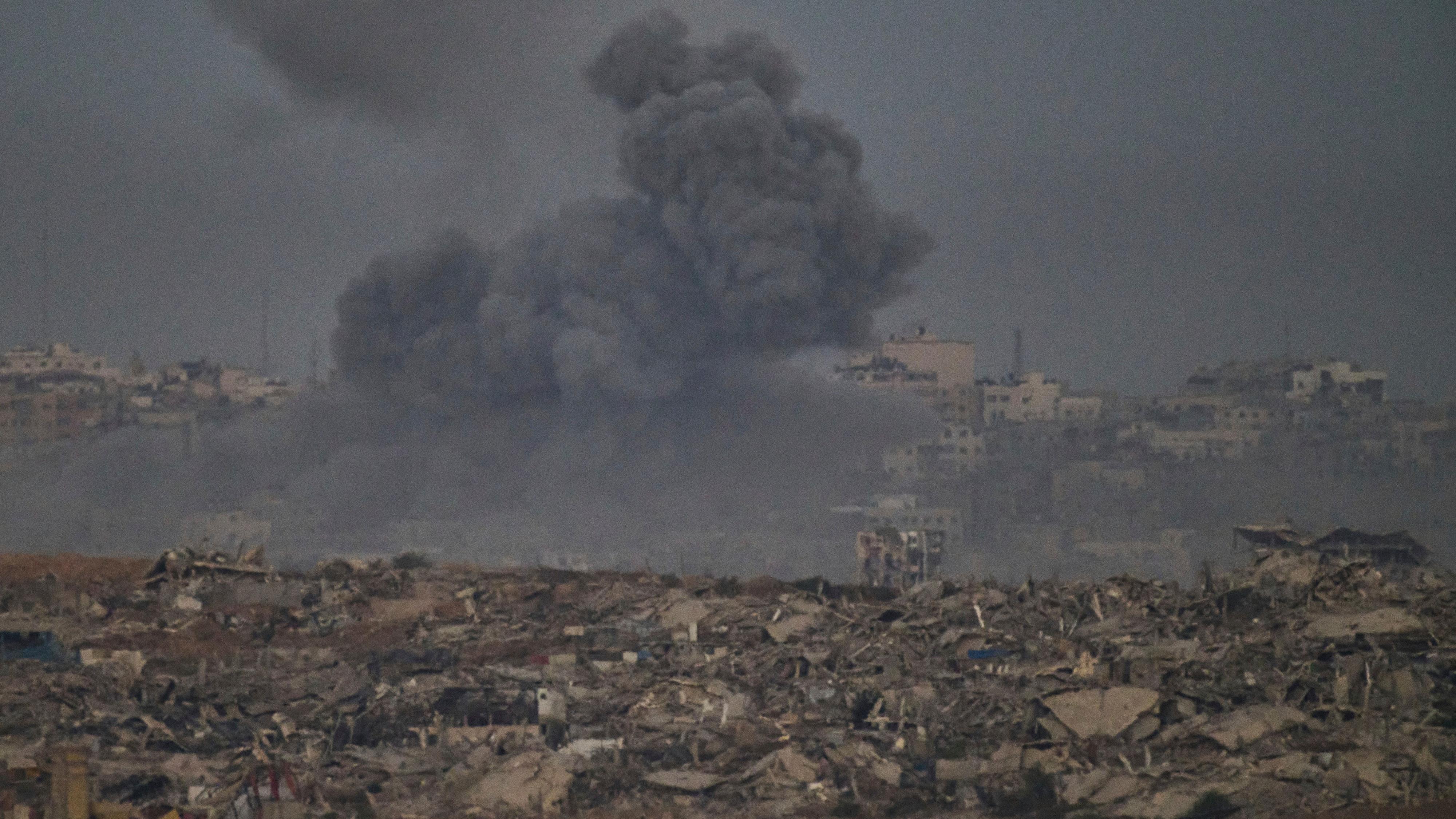 Israel mata a 71 personas en Gaza mientras Hamás estima en un millón los desplazados al sur de la Franja