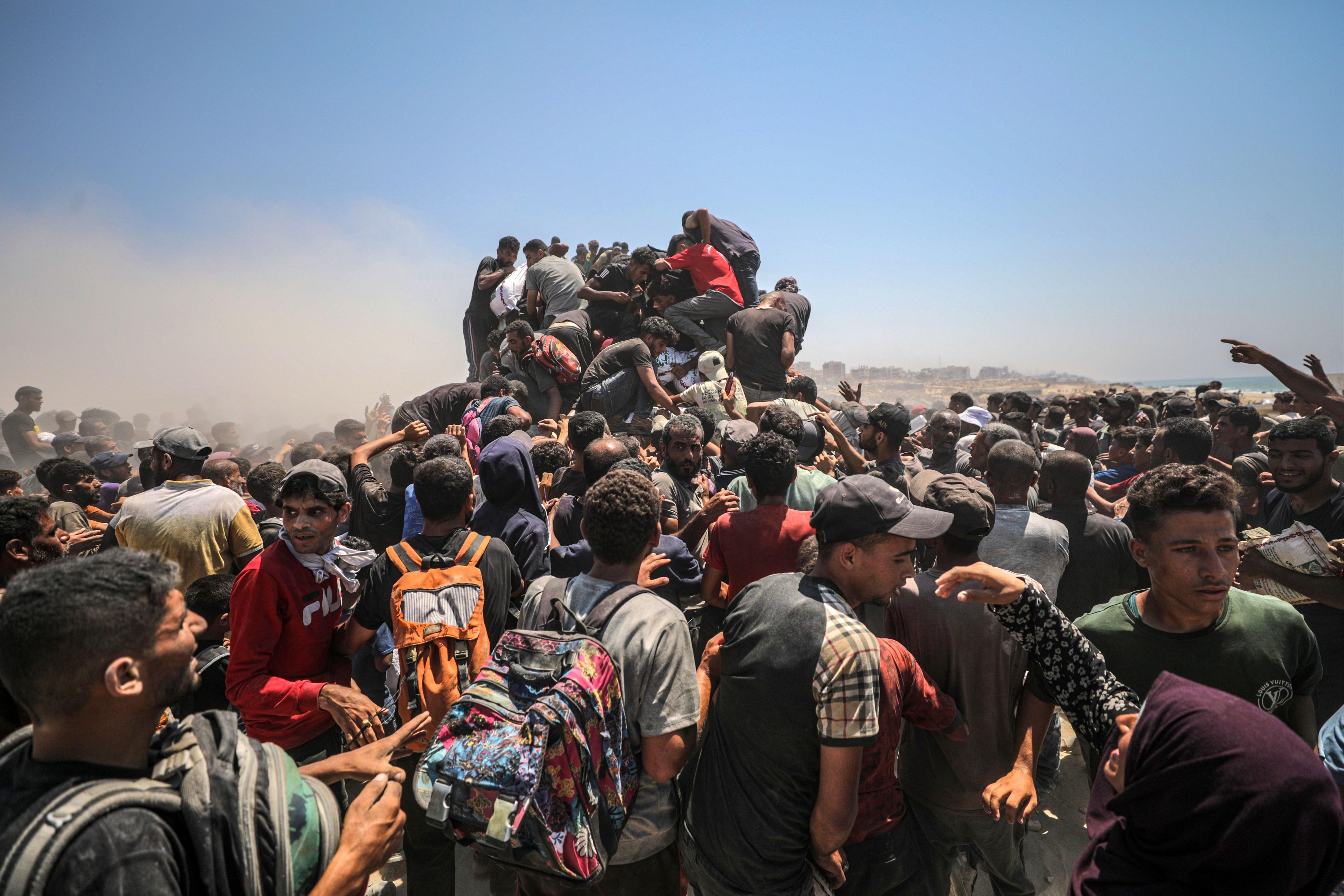 Israel reanuda la ayuda en Gaza y anuncia pausas militares