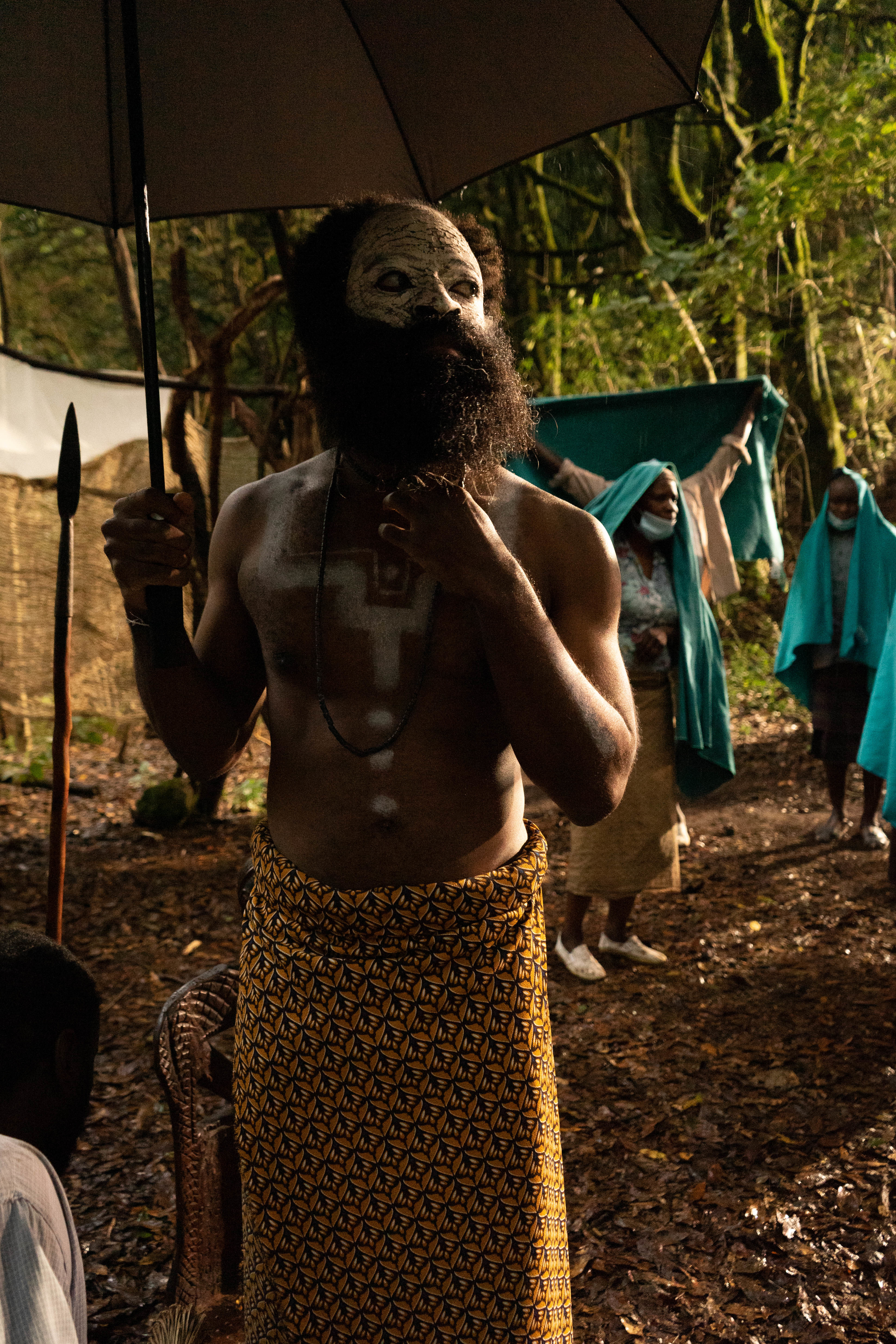 Jefe de la tribu fang en set de rodaje de la serie Dos Vidas Jefe de la tribu fang en set de rodaje de la serie Dos Vidas