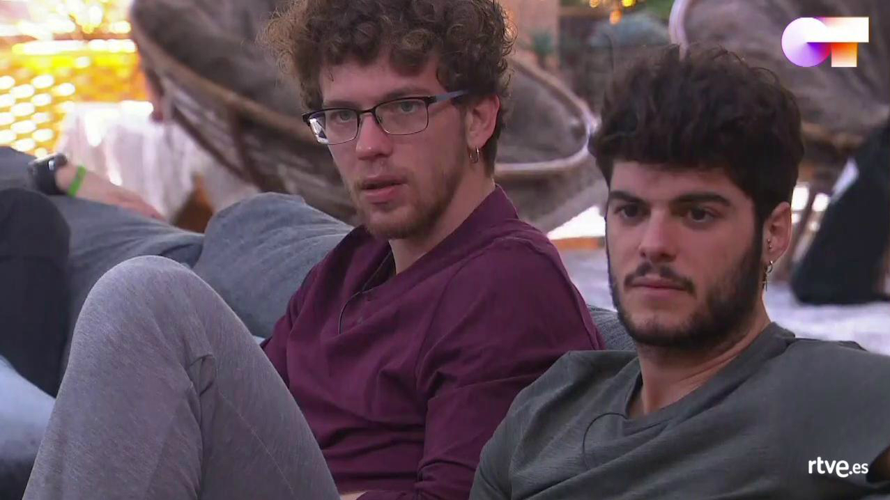 Jesús y Rafa viendo la tórrida primera escena de 'Drama' Jesús y Rafa viendo la tórrida primera escena de 'Drama'