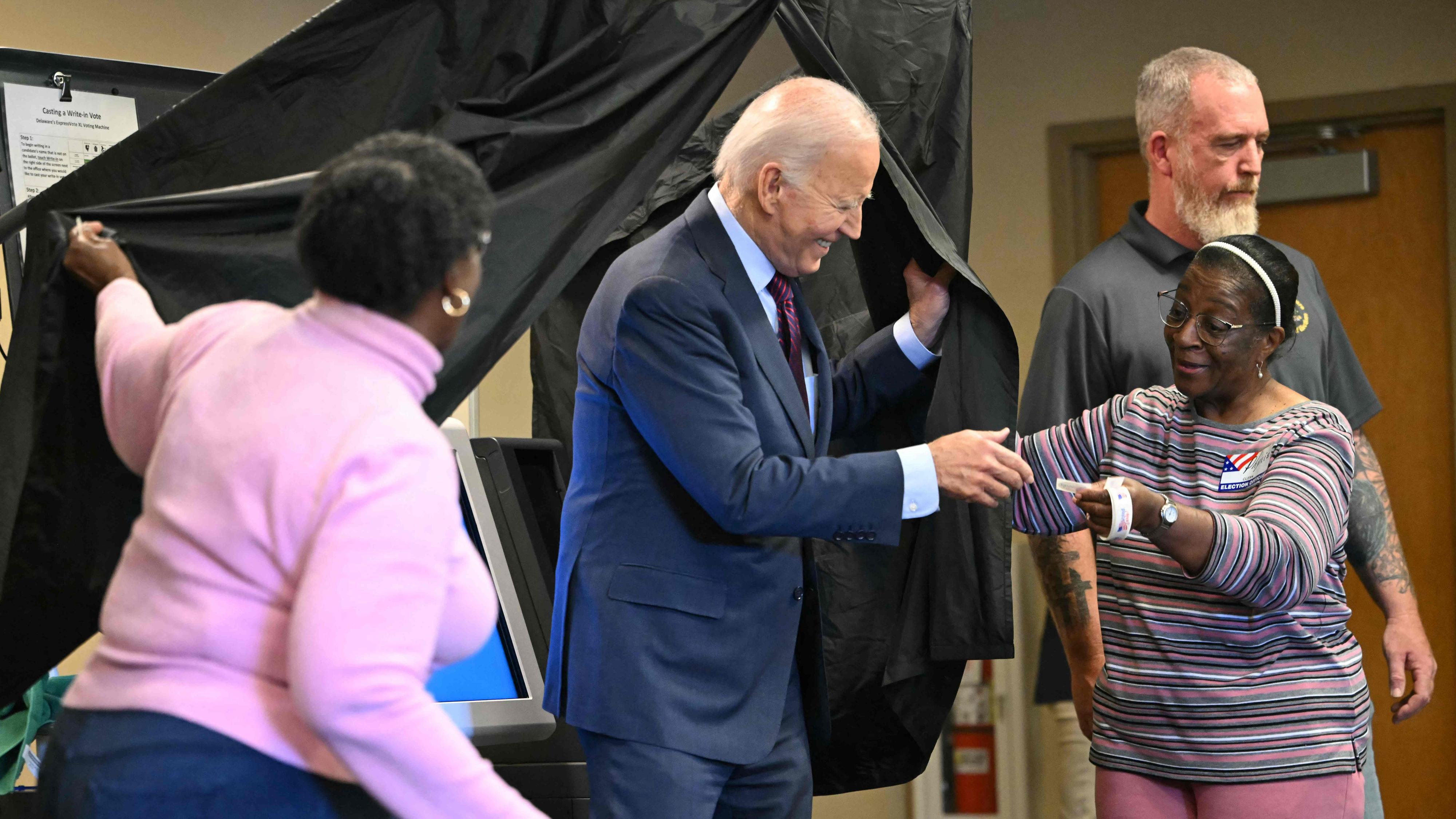 Joe Biden votes early in Delaware for the US elections