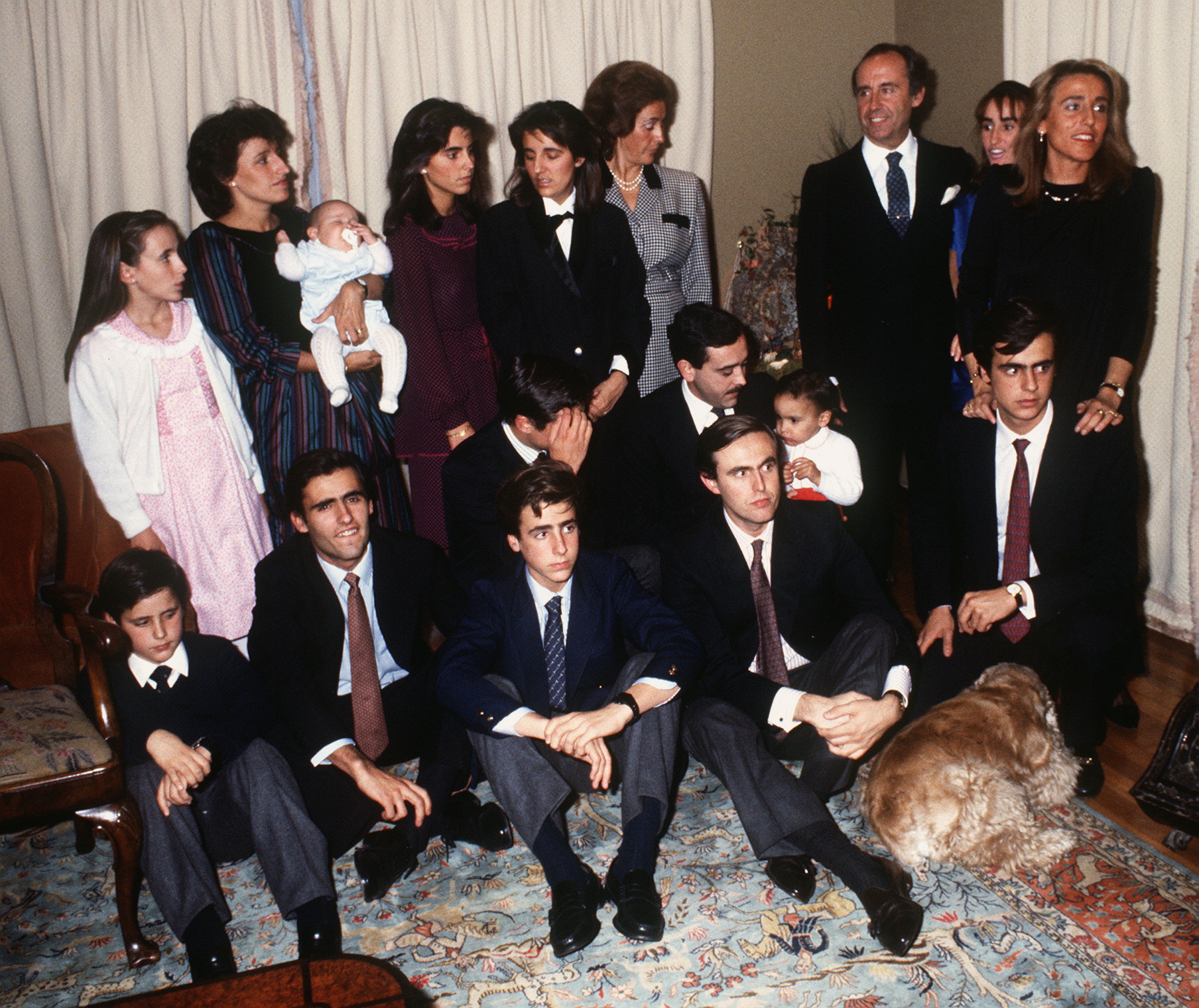 José María Ruiz Mateos y su esposa, María Teresa Rivero, en 1986 rodeados de sus trece hijos y sus dos nietos José María Ruiz Mateos y su esposa, María Teresa Rivero, en 1986 rodeados de sus trece hijos y sus dos nietos