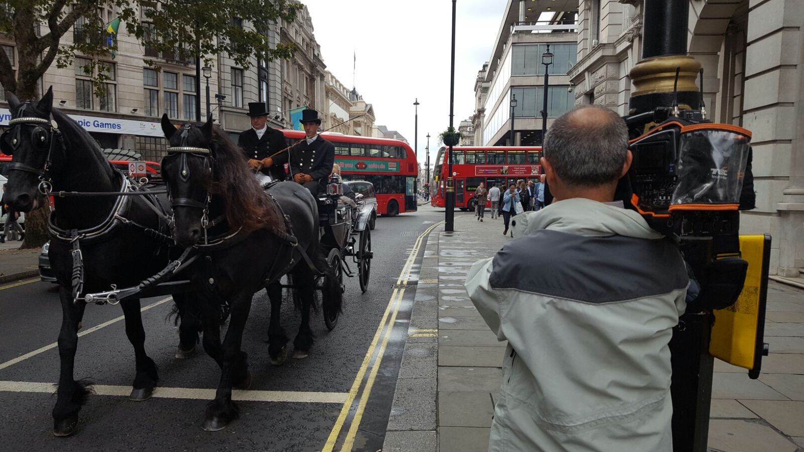 José Martínez grabando una estampa típica de Londres