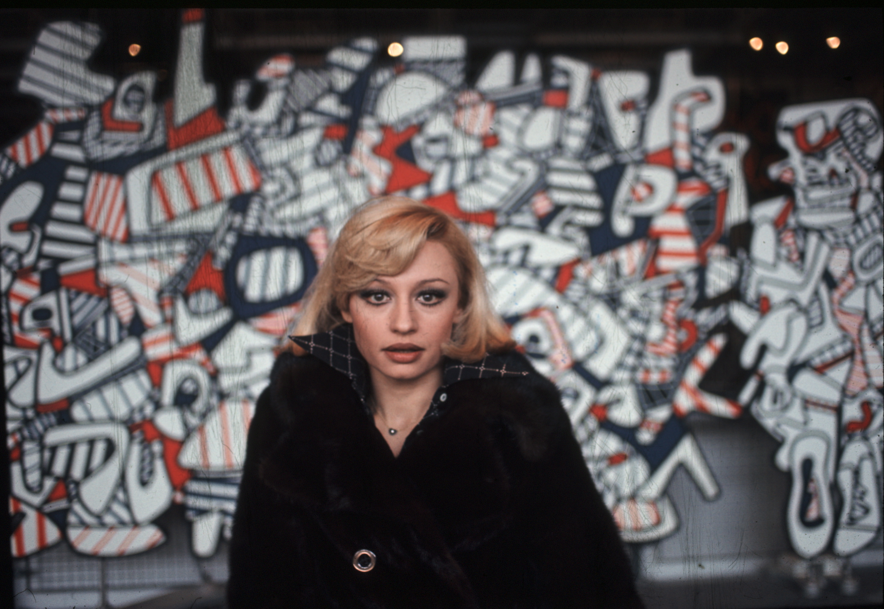 Una jovencísima Raffaella Carrà posando en París Una jovencísima Raffaella Carrà posando en París