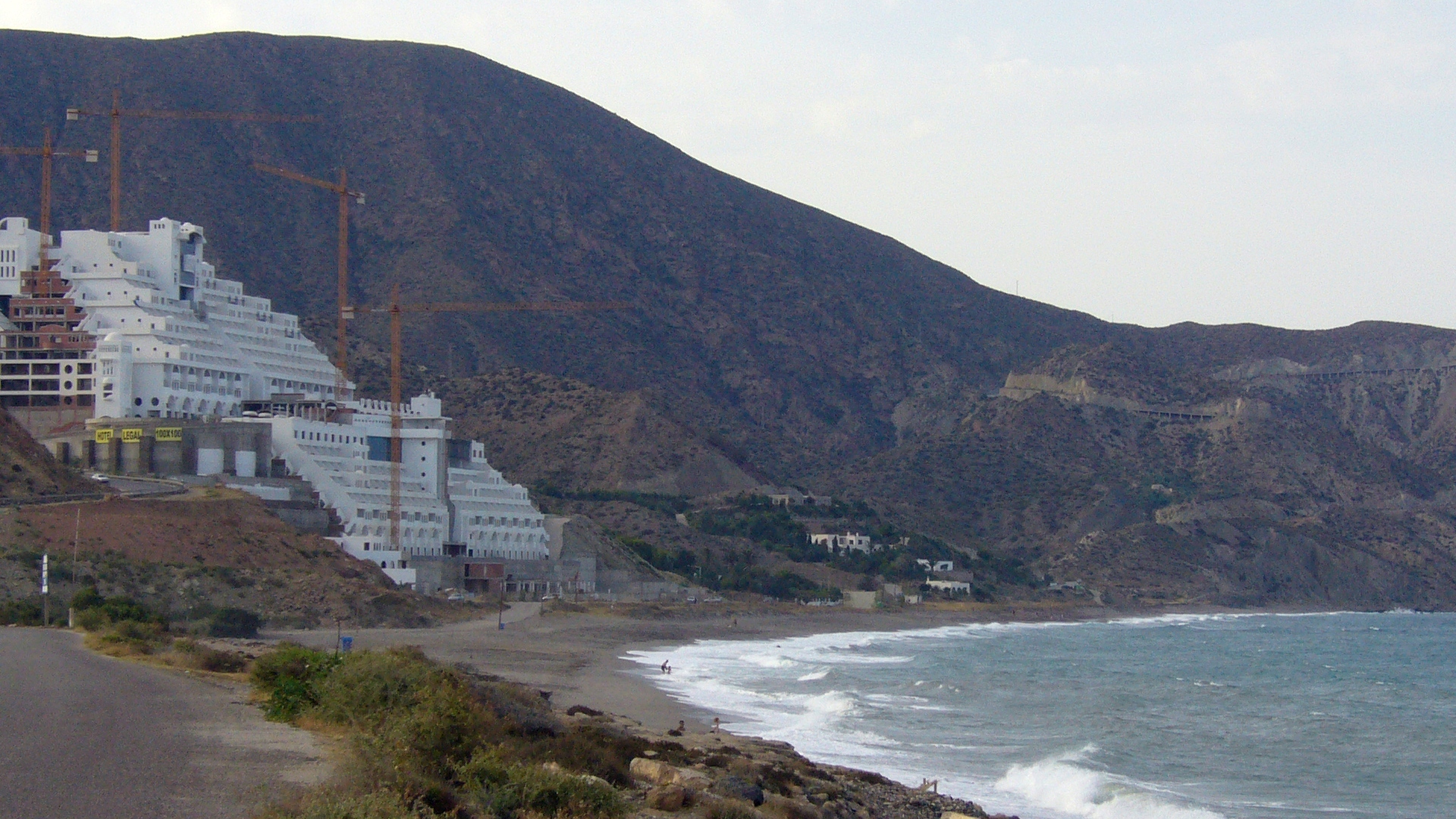 La justicia rechaza que la administración indemnice a la promotora del hotel algarrobico por 