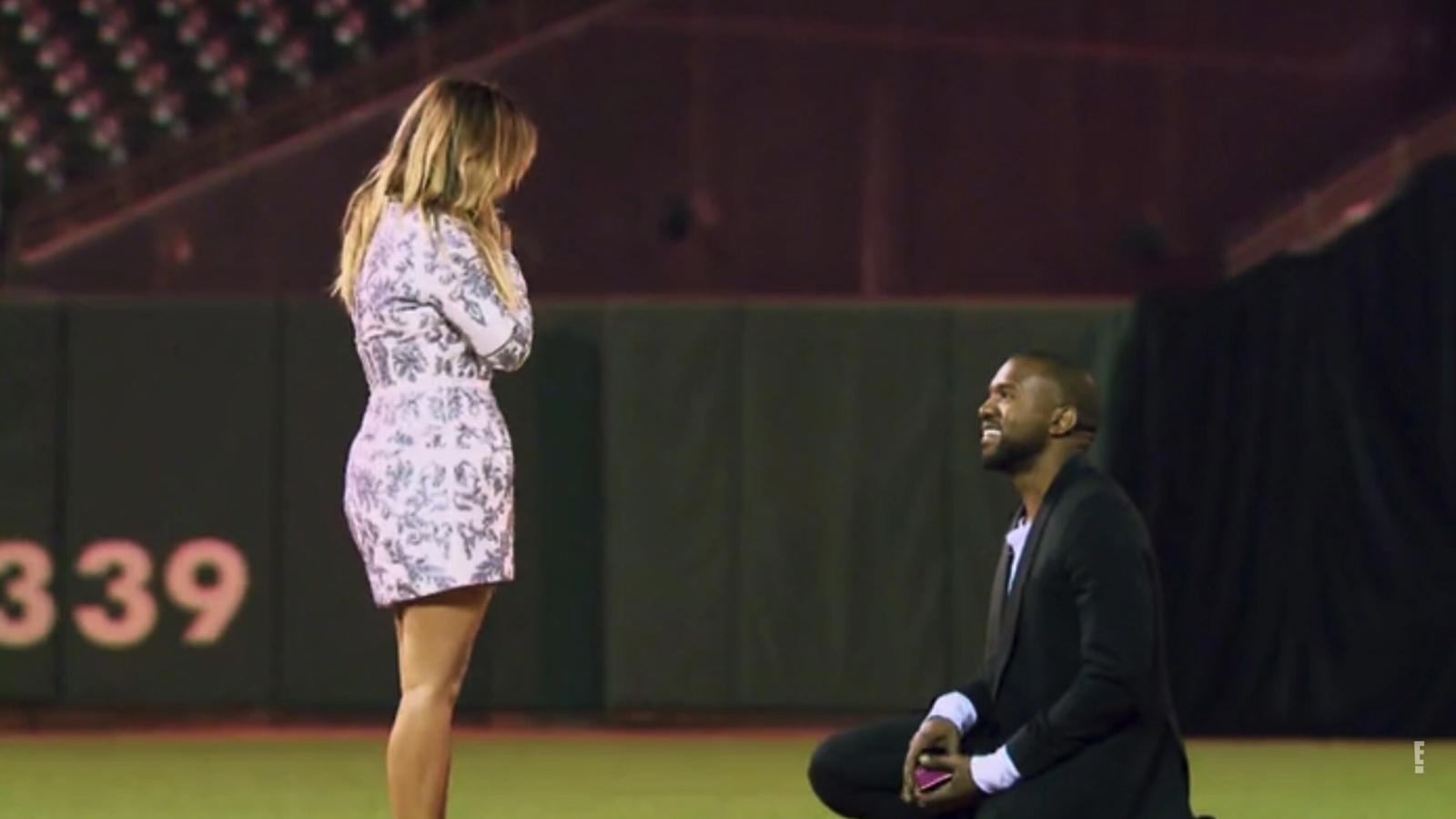 Kanye West se arrodilló ante Kim Kardashian para pedirle matrimonio en un estadio de béisbol