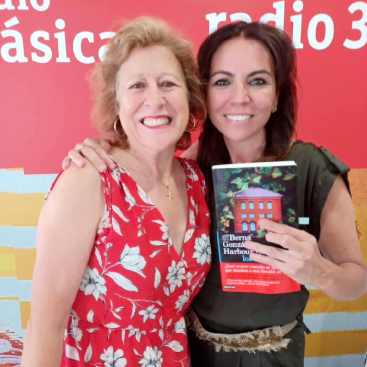 Libros de arena - La Feria del libro de Madrid con Berna González Harbour Libros de arena - La Feria del libro de Madrid con Berna González Harbour