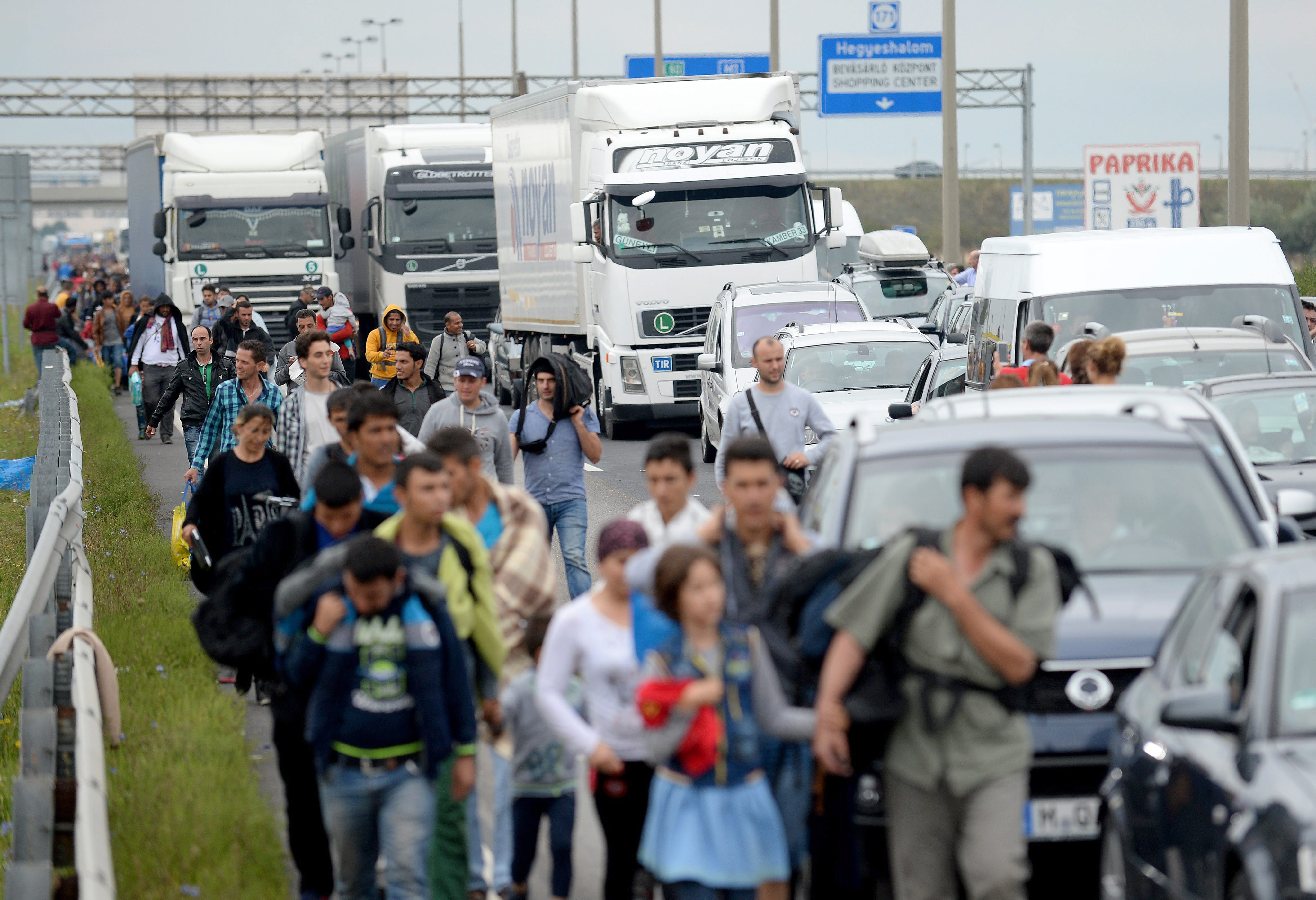 Unos llegan en autobus, y otros a pie a Austria Unos llegan en autobus, y otros a pie a Austria