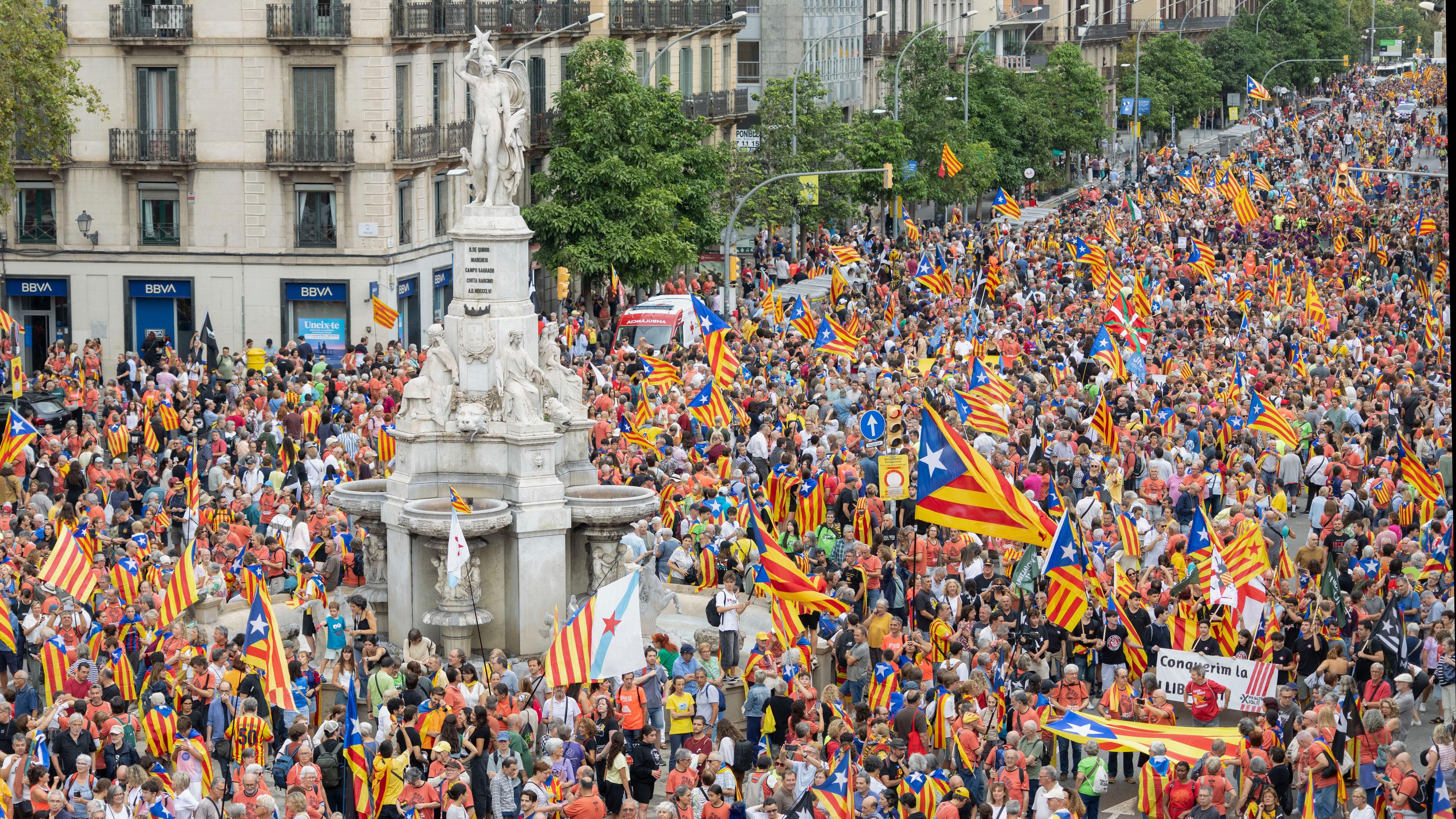La lluvia condiciona una Diada con menor afluencia de independentistas y un llamamiento a defender la lengua