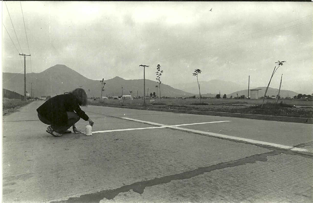 Lotty Rosenfeld (Chile) - UNA MILLA DE CRUCES SOBRE EL PAVIMENTO (1979)