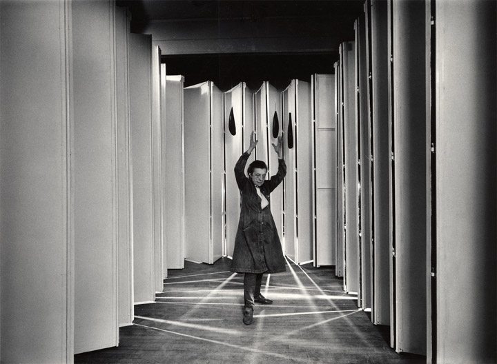 Louise Bourgeois dentro de Guarida Articulada. MoMA (1986) © Peter Bellamy© The Easton Foundation