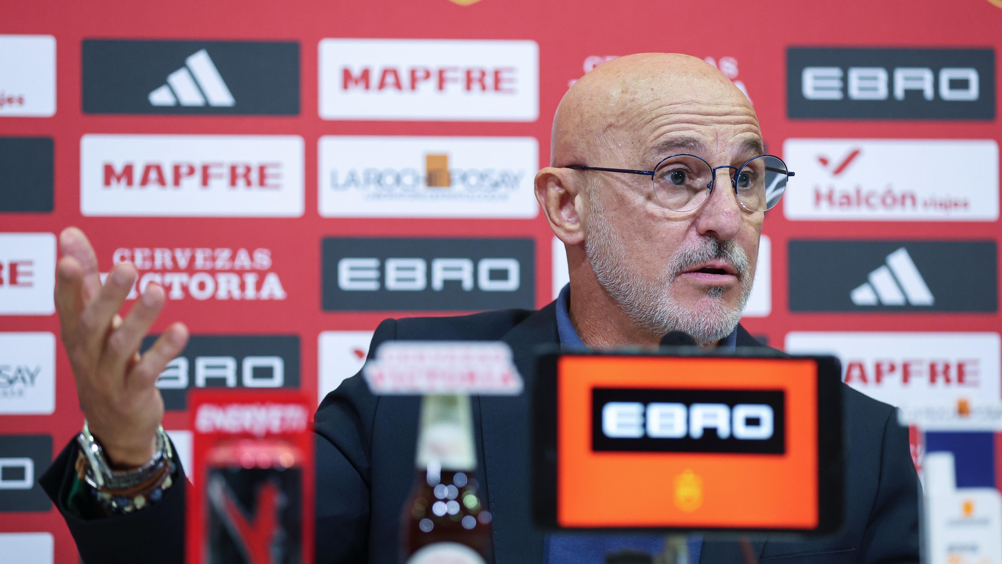 De la Fuente asegura que "no hay conflictos" ni con Flick ni con el Barça: "Me siento respaldado por la Federación"