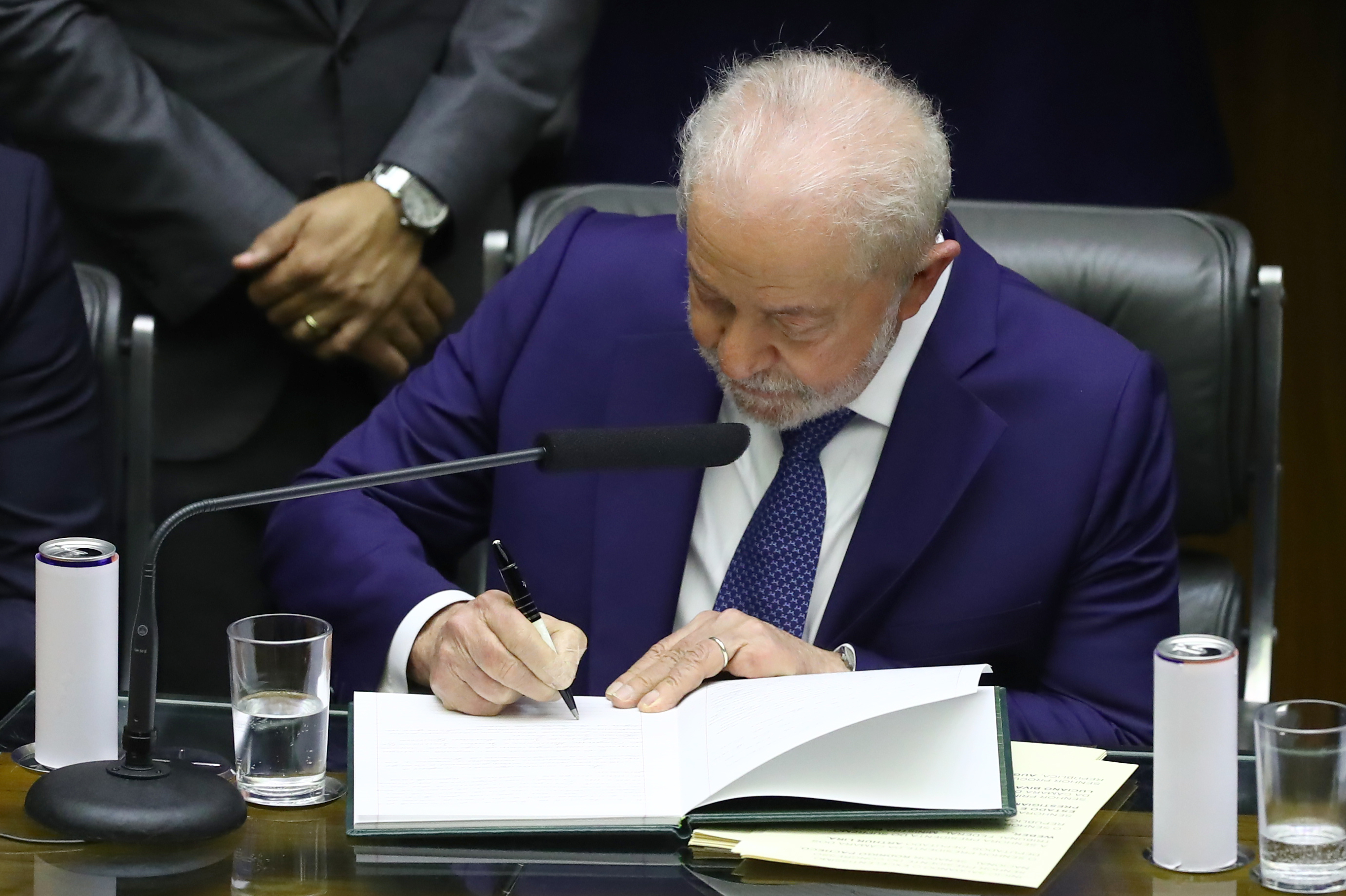 Lula da Silva firma el documento presidencial durante su ceremonia de investidura.