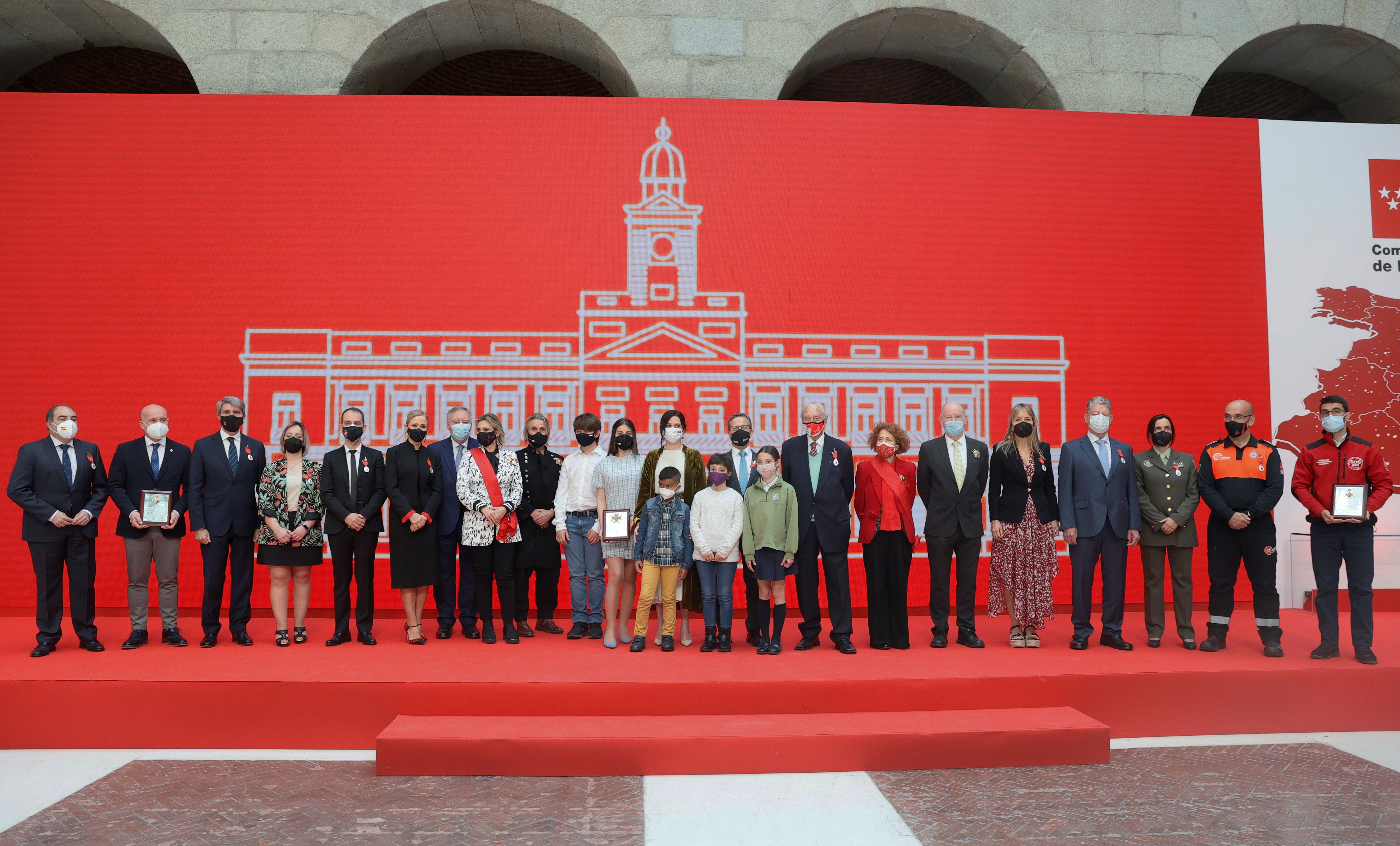 Madrid celebra el Dos de Mayo La presidenta de la Comunidad de Madrid, Isabel Díaz Ayuso, posa junto a los condecorados al término del acto de entrega de Medallas de la Comunidad de Madrid y Condecoraciones de la Orden del Dos de Mayo.