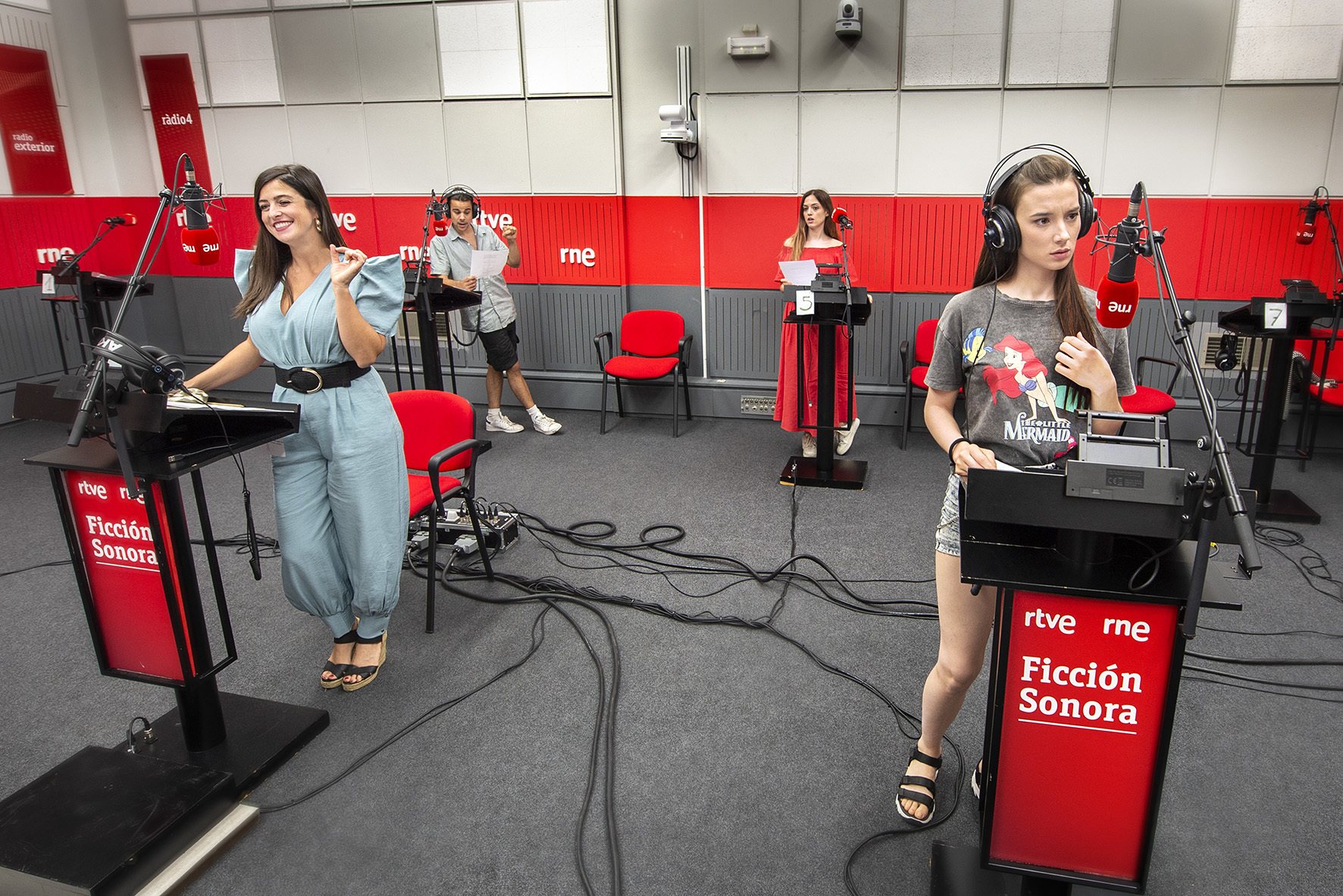 Maite (Ylenia Baglietto) y Camino (Aria Bedmar) grabando, en RNE
