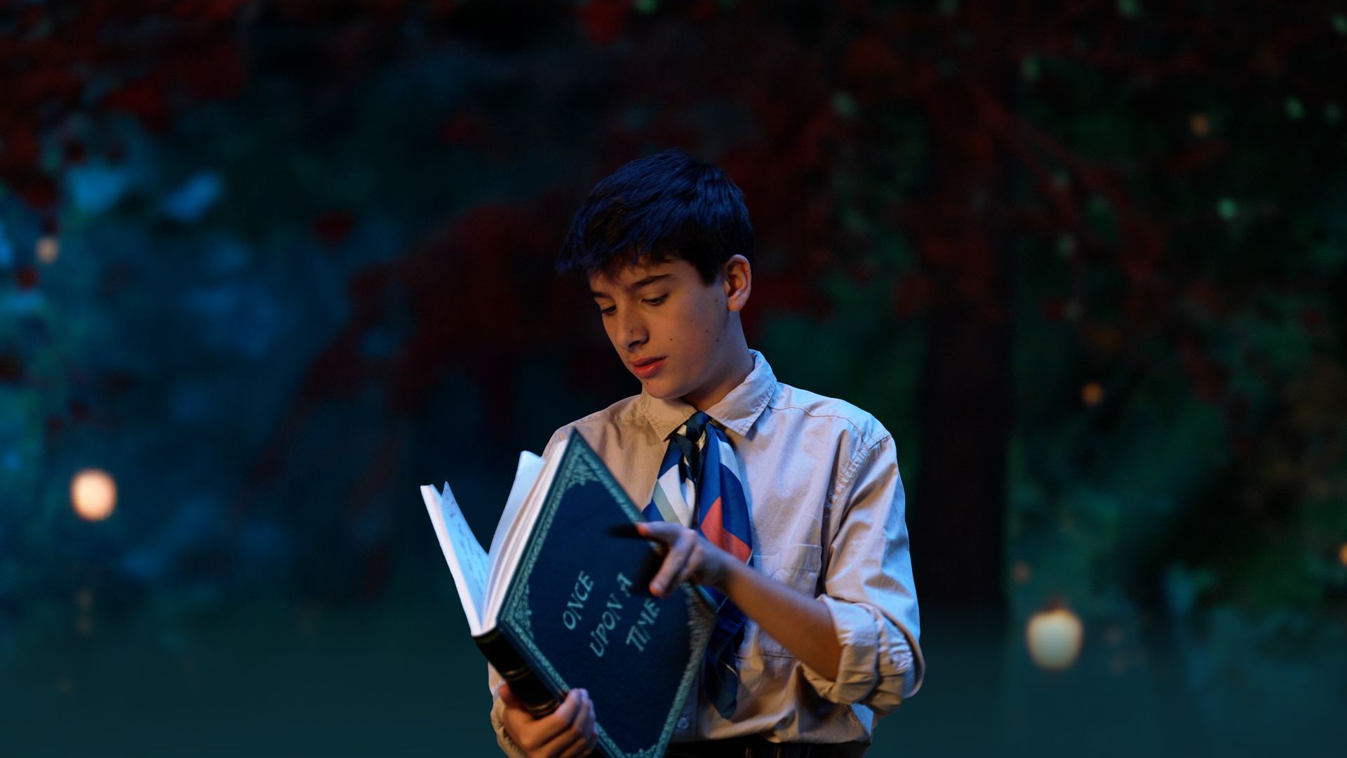 Gonzalo Pinillos nos invita a imaginar a través de los libros en su videoclip de Eurovisión Junior 2025