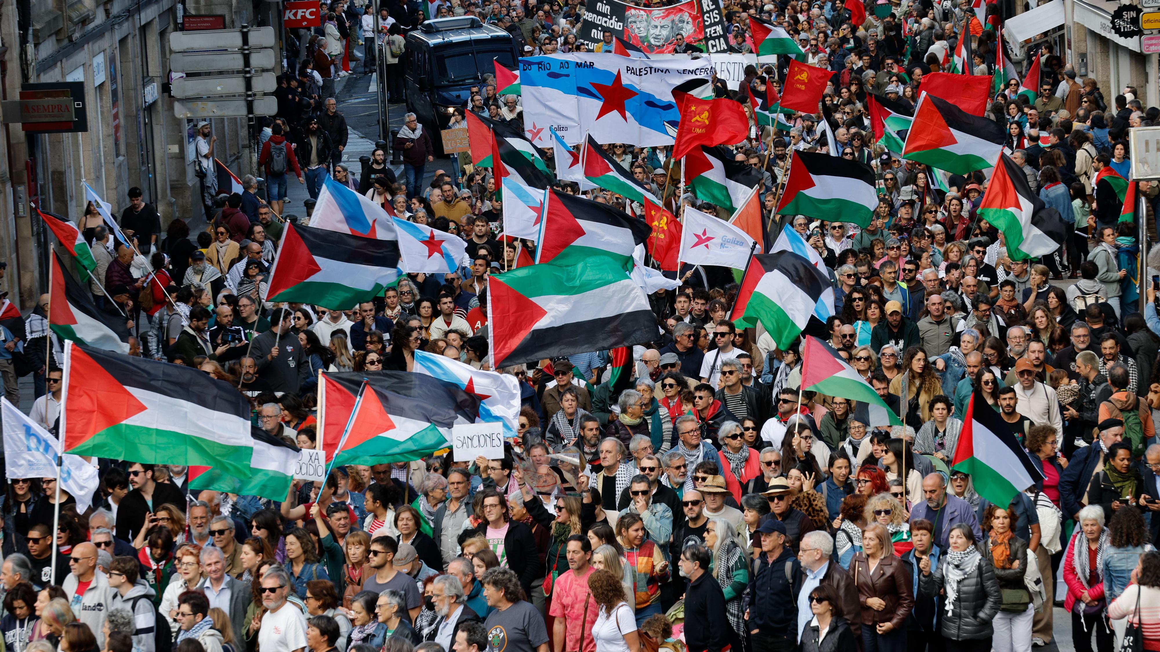 Una gran marea humana desborda Santiago de Compostela en solidaridad con Palestina