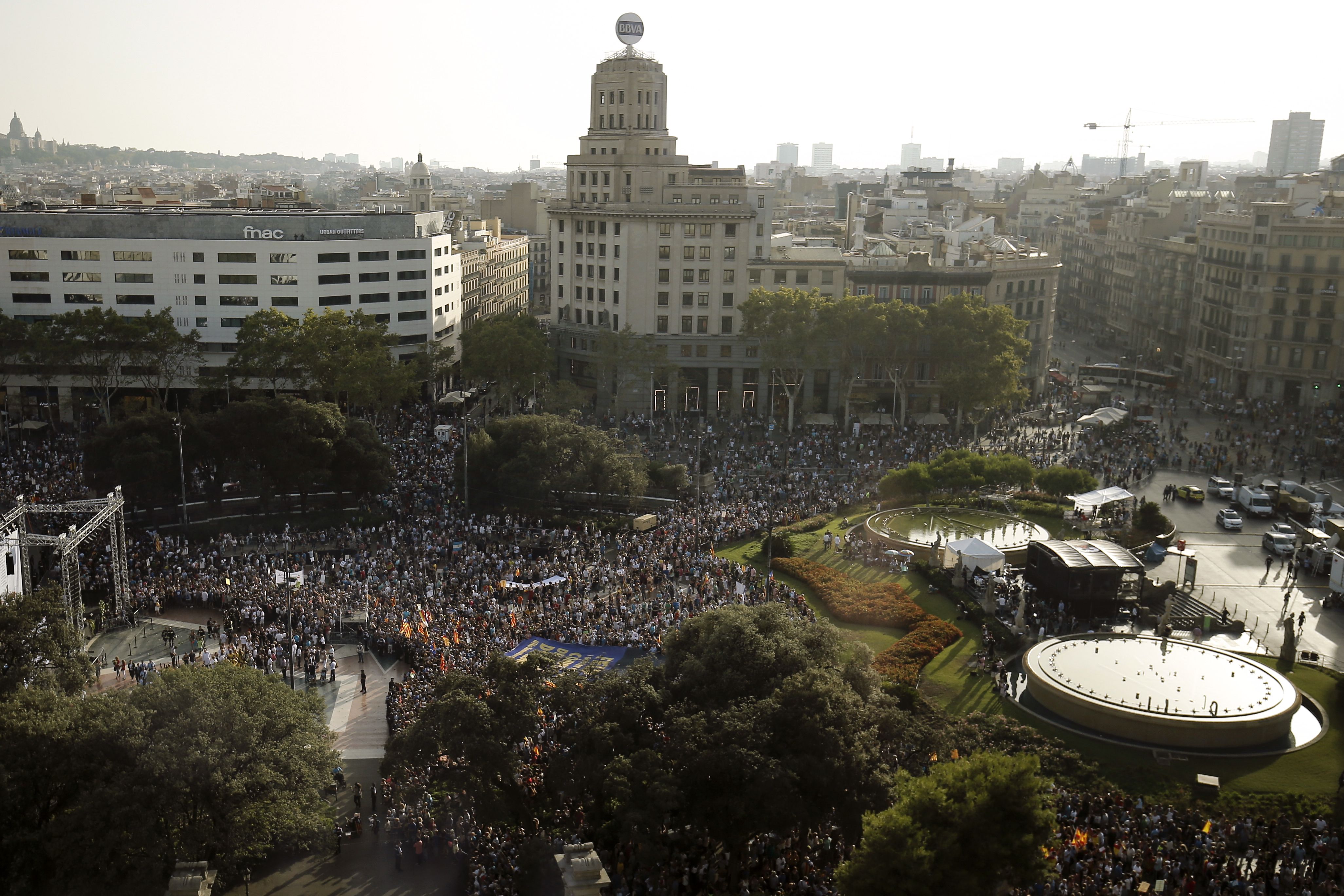 La manifestación contra el terrorismo en Barcelona, en imágenes Vista general de la Plaza Catalunya durante la manifestación en Barcelona