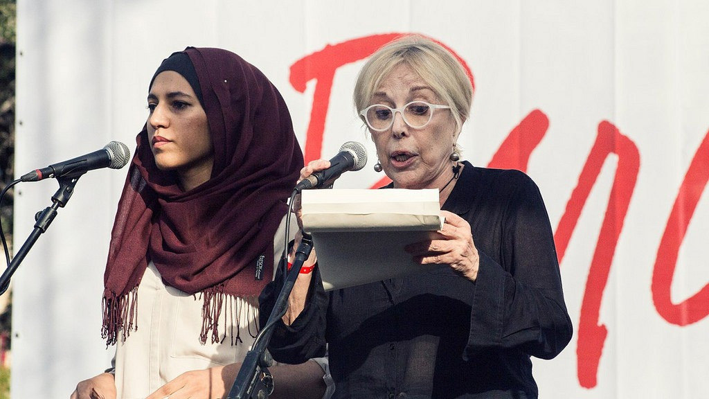 La manifestación contra el terrorismo en Barcelona, en imágenes La actriz Rosa María Sardá y la portavoz de la fundación Ibn Battuta, Miriam Hatibi, durante la lectura del manifiesto que ha cerrado la manifestación en Barcelona