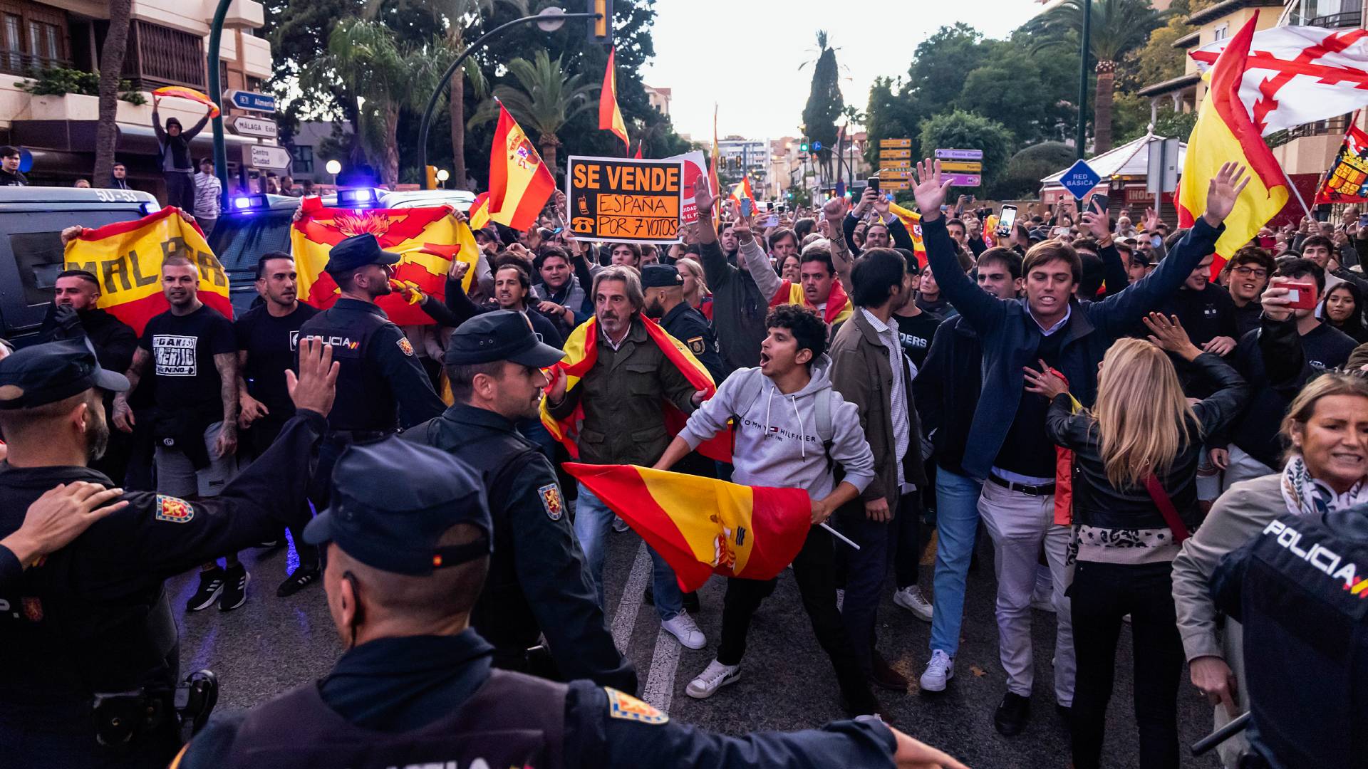 Cientos de personas se concentran en Málaga durante la reunión de ...