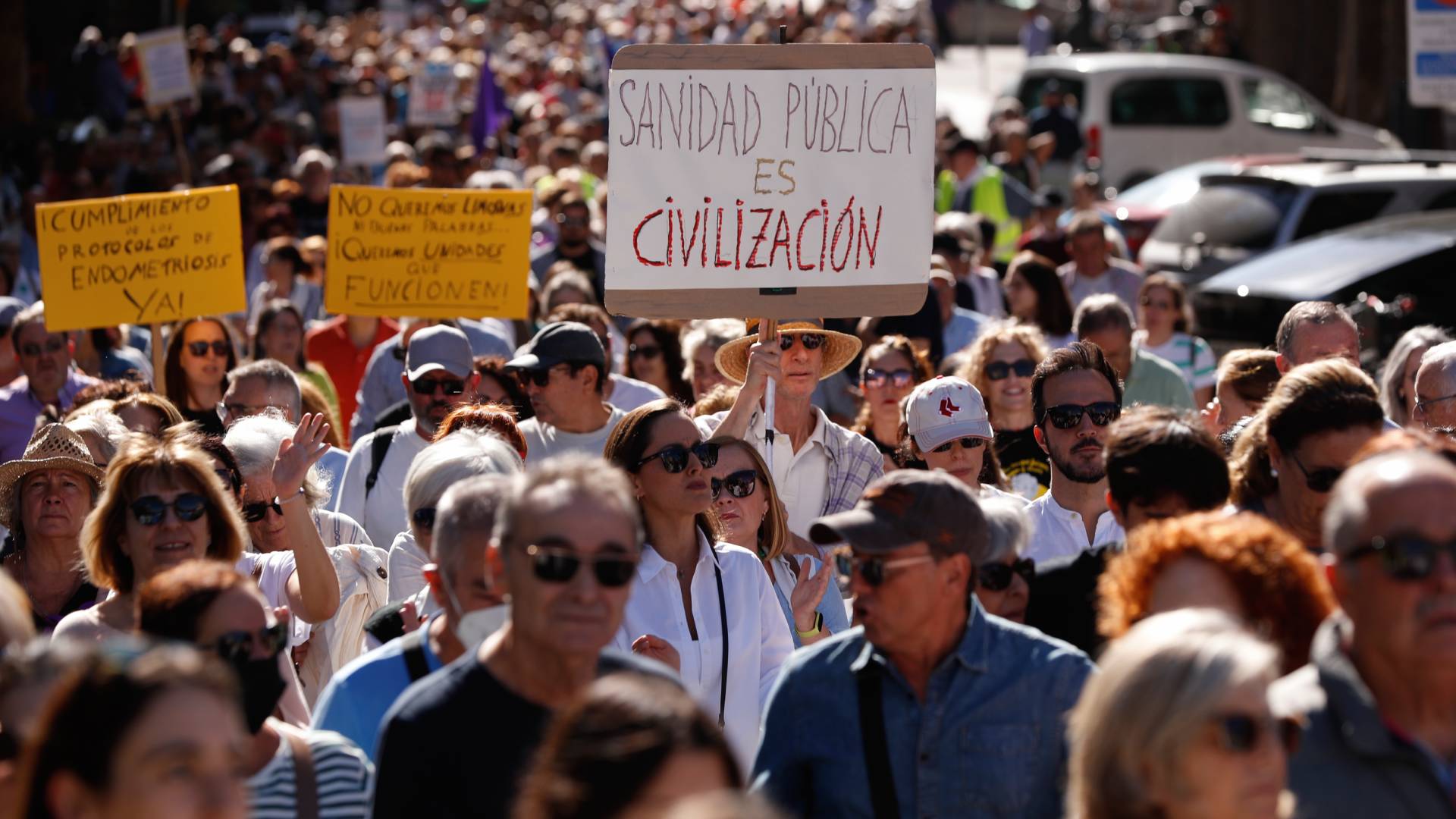 Miles de personas marchan en Andalucía por la sanidad pública