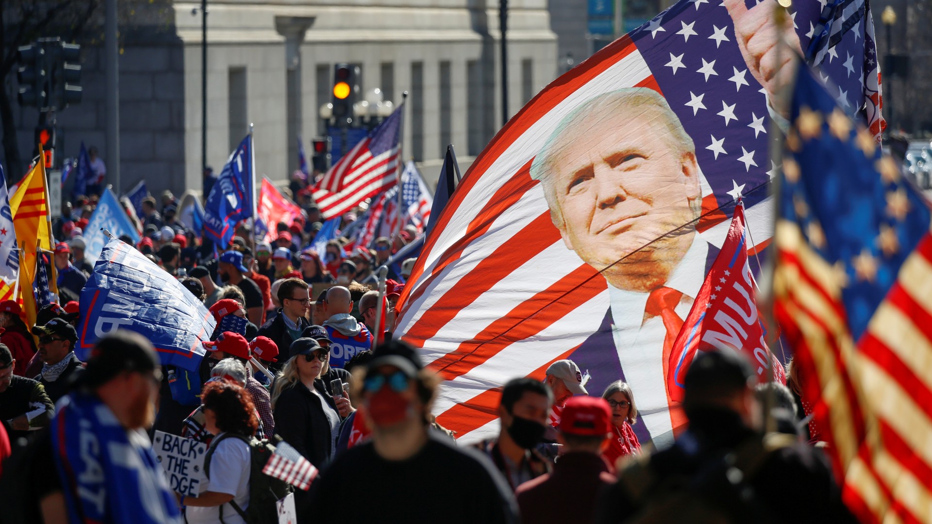 Miles de partidarios de Trump salen a la calle para exigir "cuatro años ...