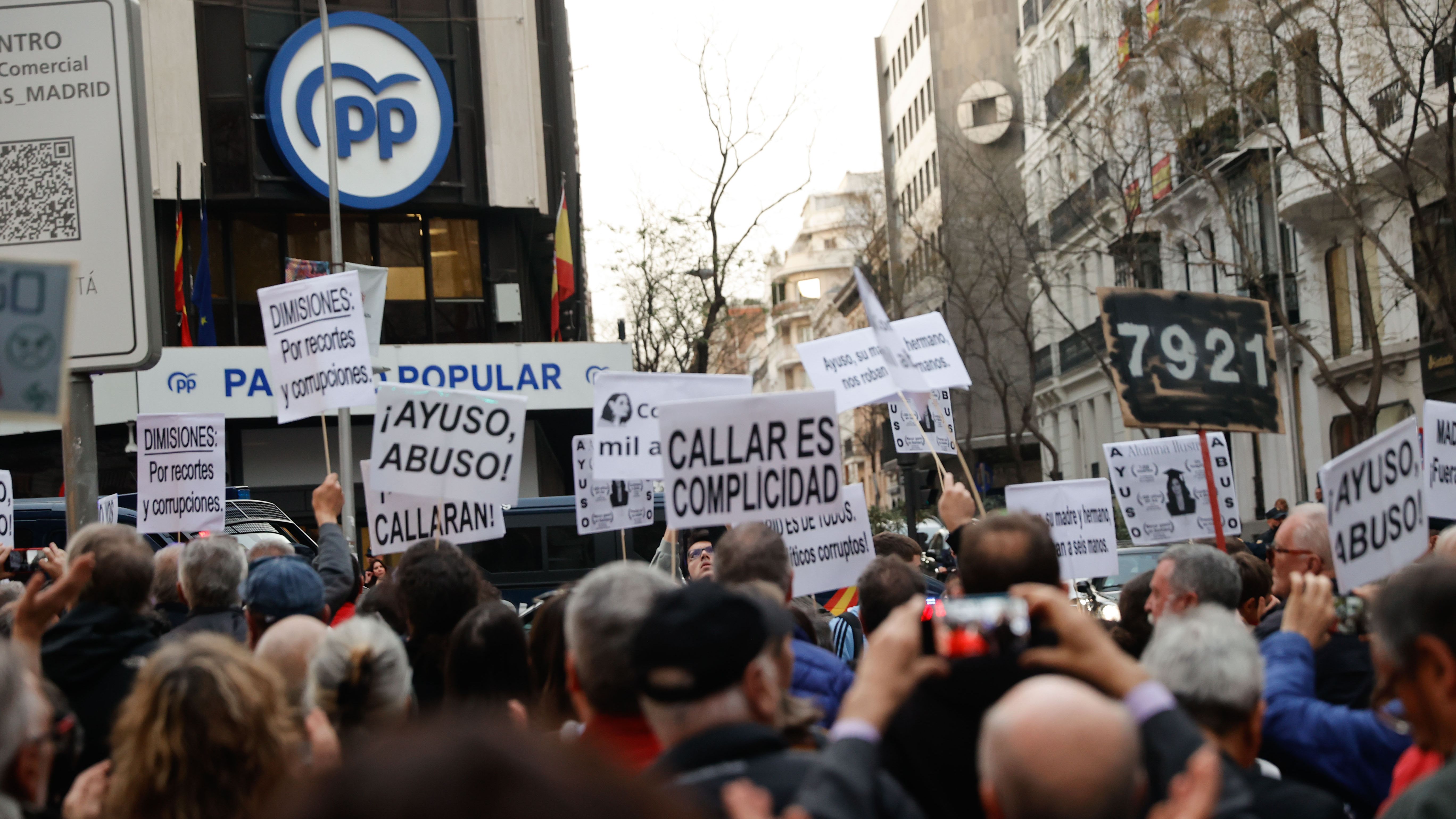 Protestas ante la sede nacional del PP para pedir la dimisión de Ayuso