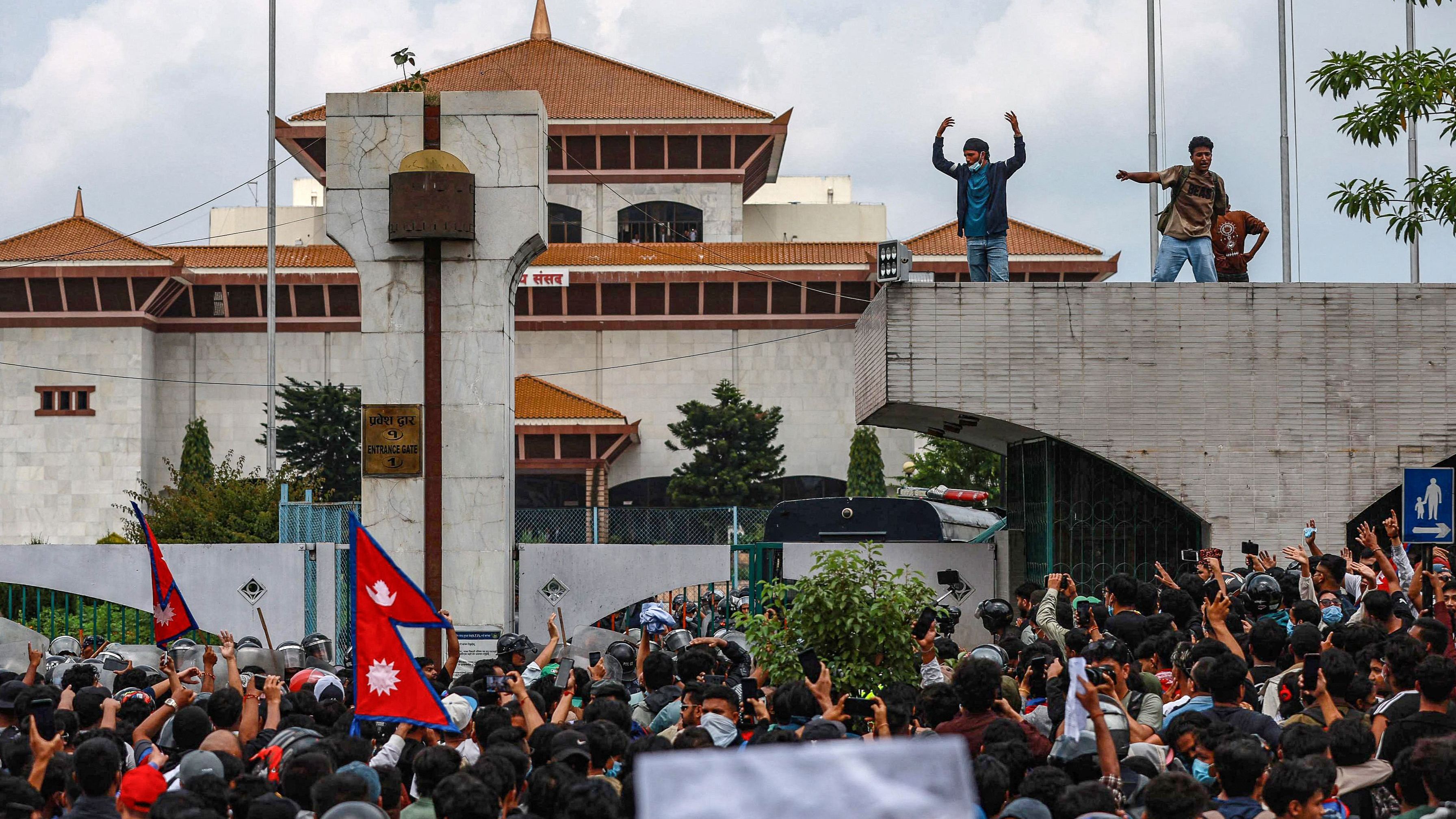 Manifestantes de la generación Z incendian la residencia del primer ministro de Nepal