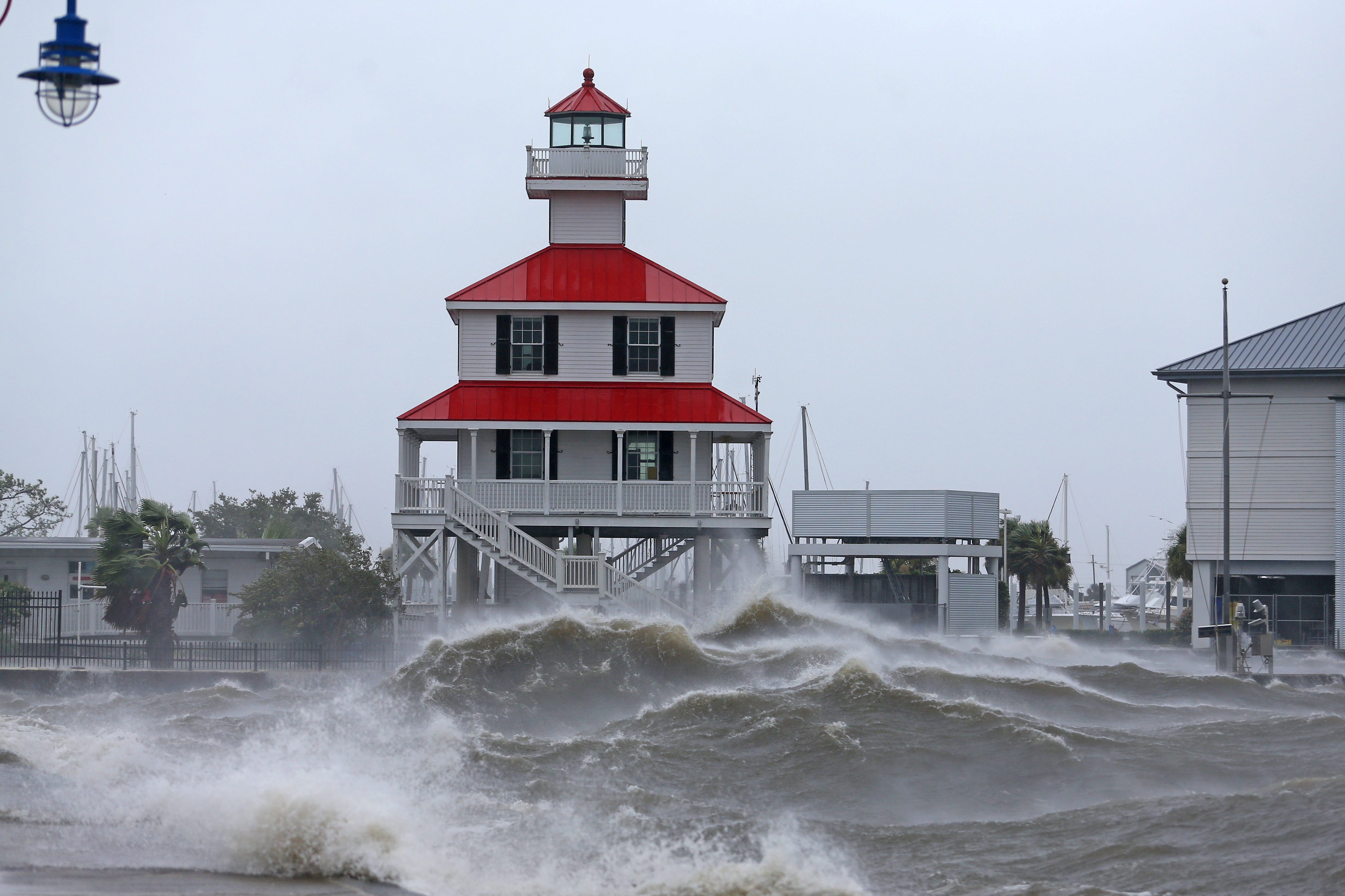 La marejada ciclónica en el lago Pontchartrain: la mayor alerta Las olas chocan contra el faro de New Canal en el lago Pontchartrain, cuyos diques se rompieron en 2005 causando la inundación de Nueva Orleans