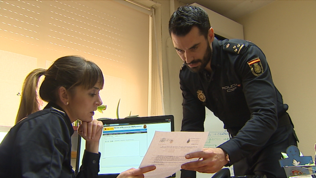 https://img.rtve.es/imagenes/maria-fernandez-miguel-camacho-policias-nacionales-probando-veripol/1541159624800.jpg