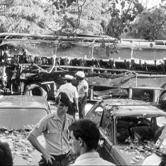 Mas cerca - " 1986 . Plaza de la Republica Dominicana. "12 vidas y una herida permanente" episode artwork