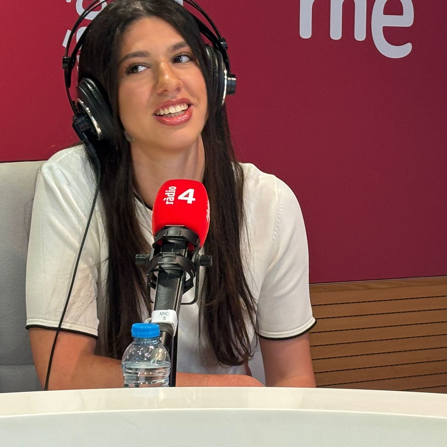 El matí de Ràdio4 - Elena, víctima d'assetjament escolar: "Els que se senten plens no necessiten rebaixar altres persones per sostenir-se" episode artwork
