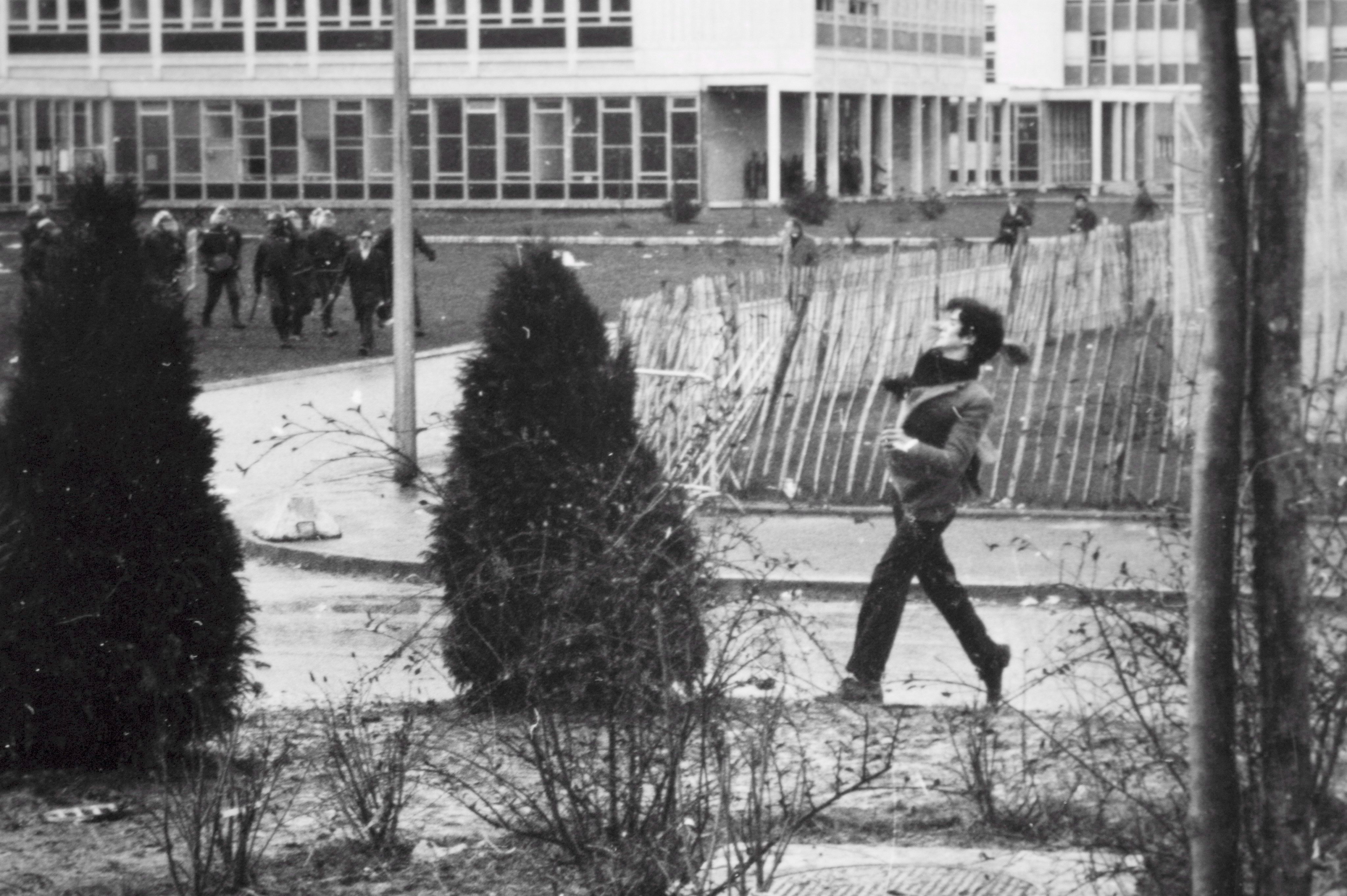 Mayo del 68 - Un estudiante corriendo durante la huelga general Mayo del 68 - Un estudiante corriendo durante la huelga general