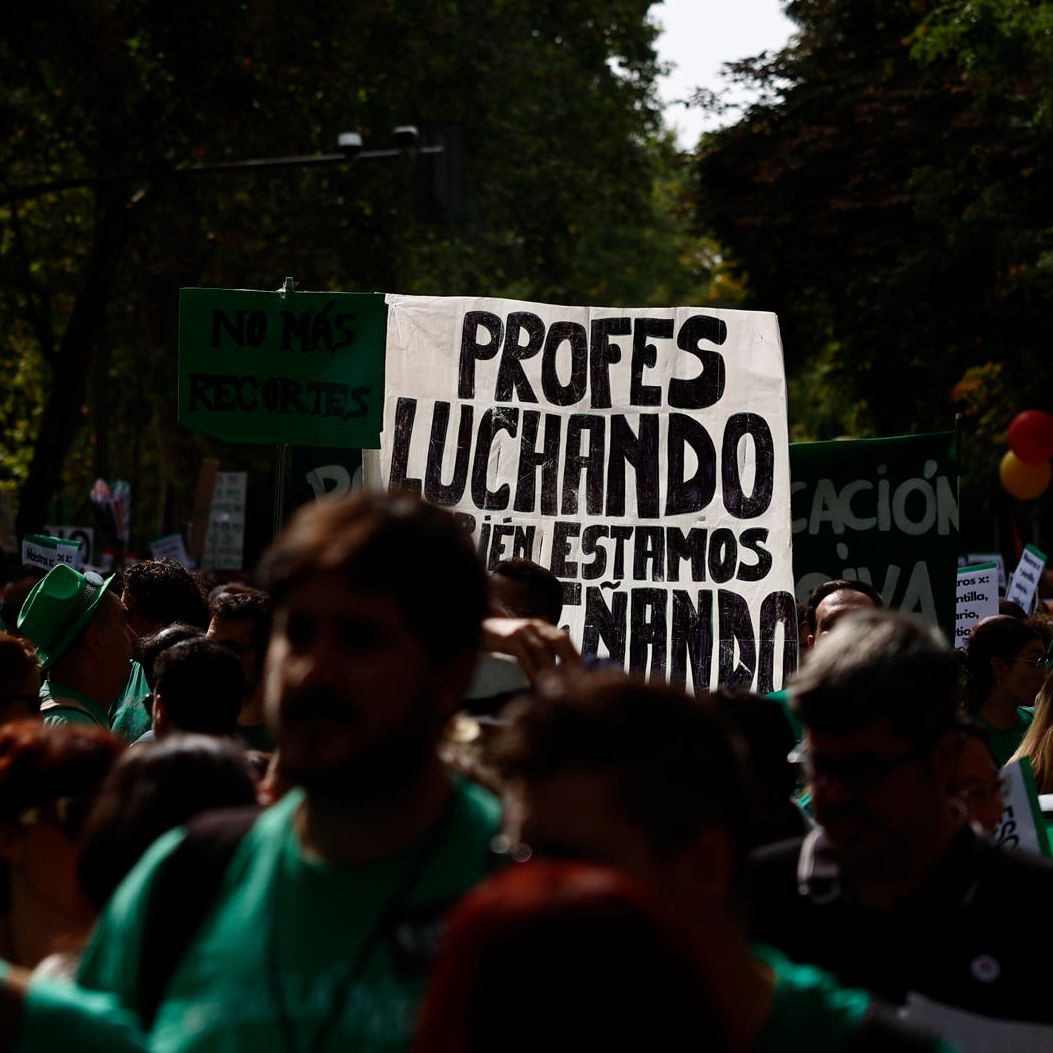 Mejores salarios, menos burocracia y reducción de ratios: arranca la huelga de docentes en Madrid