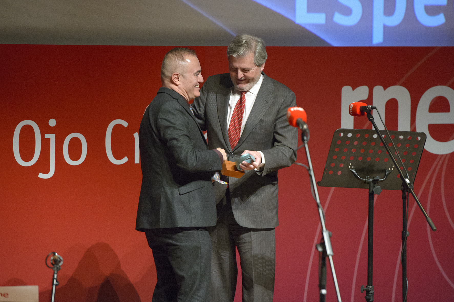 Méndez de Vigo entrega el premio especial a Joan Matabosch