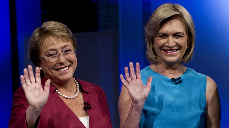 Michel bachelet se enfrenta en un debate a su principal rival a la presidencia de chile