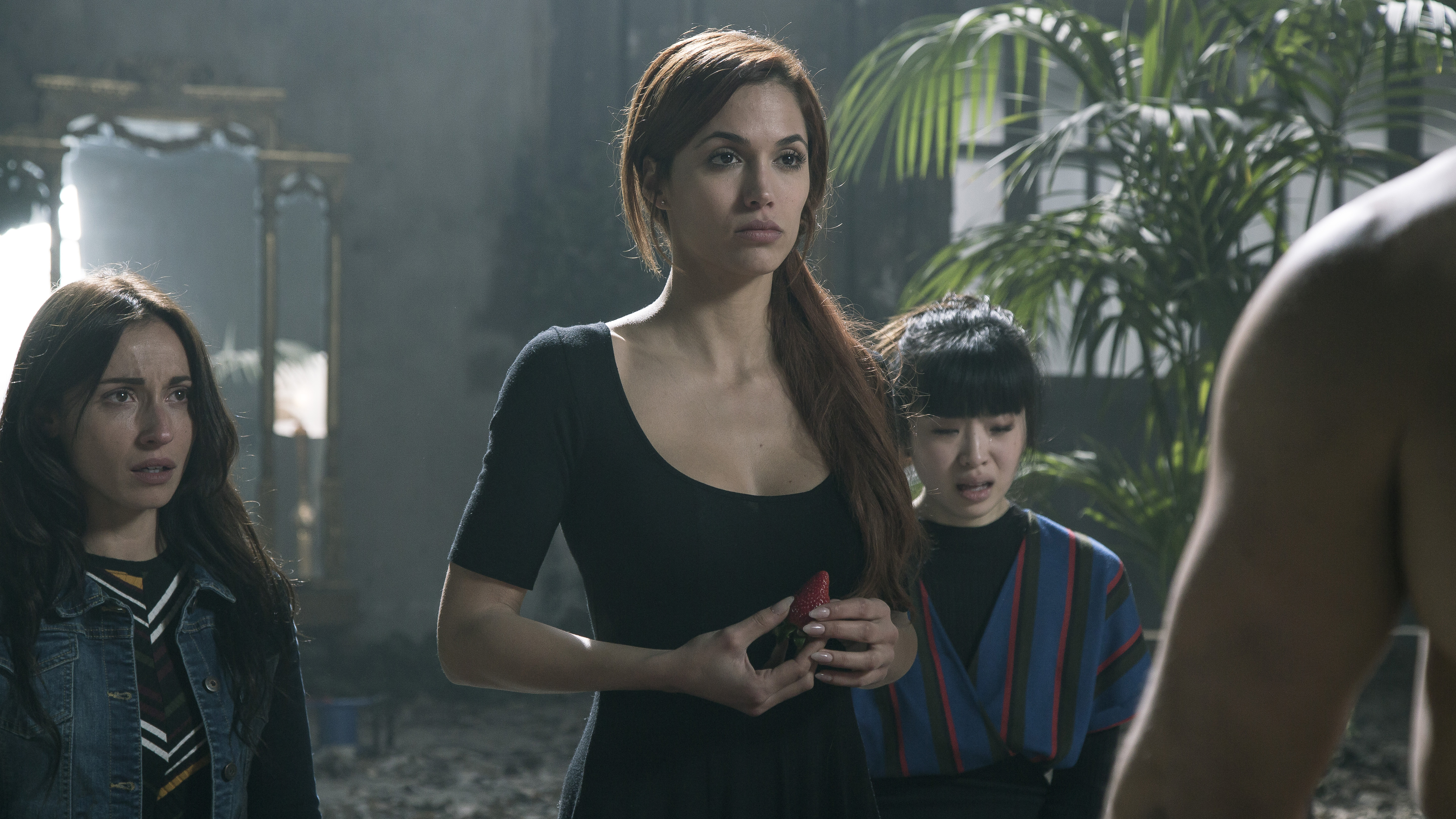 Michelle Calvó es Chloe, novia de Edrain. Viaja con sus amigas para conocer a la familia de él. Michelle Calvó es Chloe, novia de Edrain. Viaja con sus amigas para conocer a la familia de él.