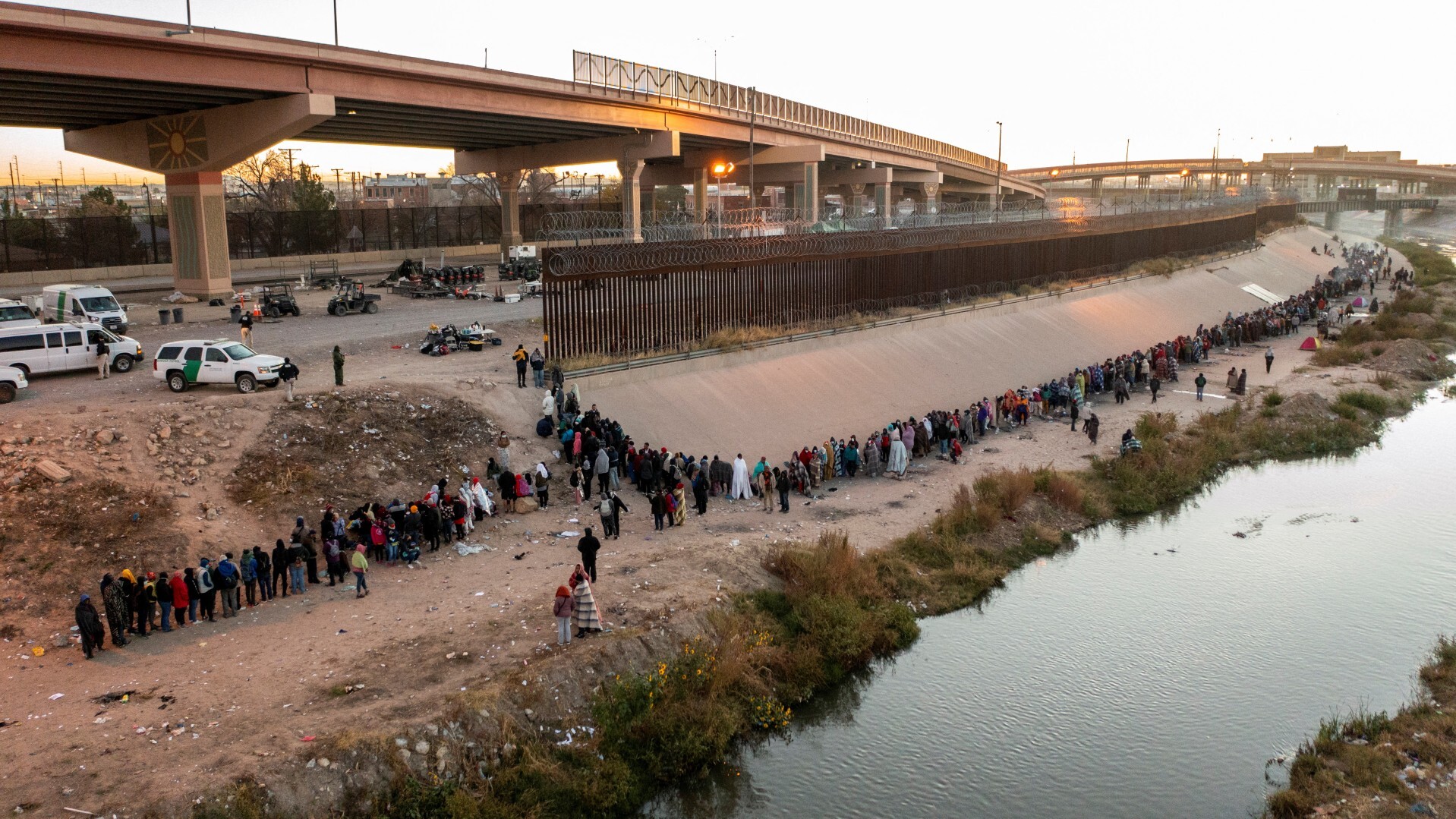 Más de un millar de migrantes desbordan la ciudad fronteriza de El Paso