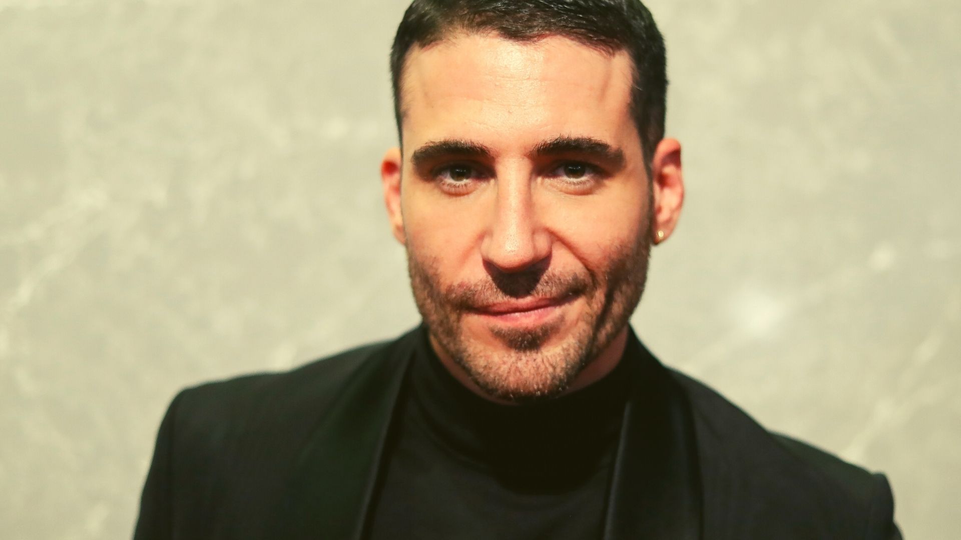 Miguel Ángel Silvestre incendia las redes con este baile sexy