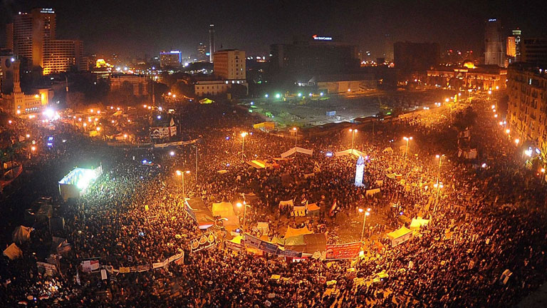 Los egipcios abarrotan la plaza tahrir en el aniversario de la revolución