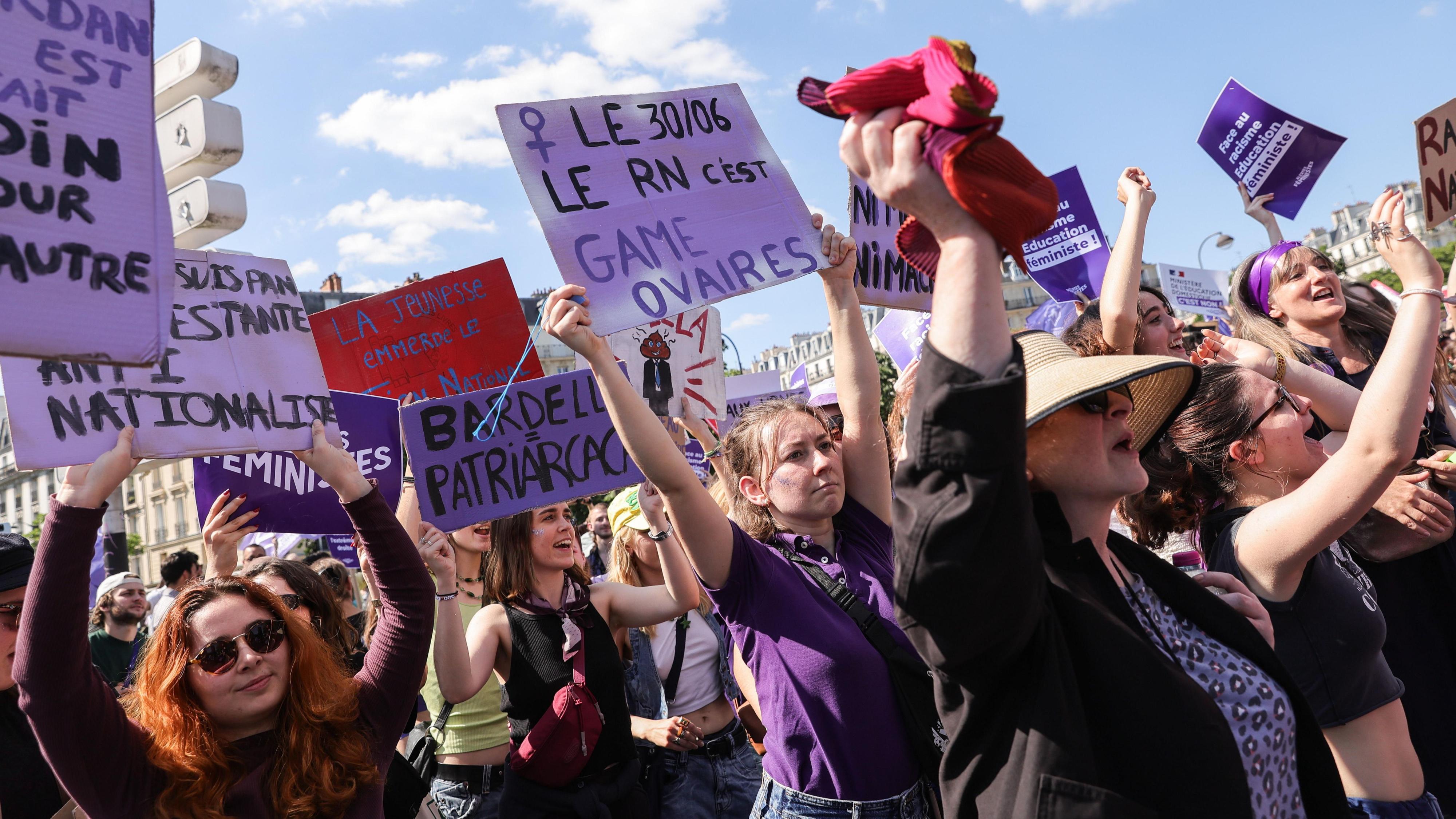 Francia: Miles de mujeres marchan contra la extrema derecha