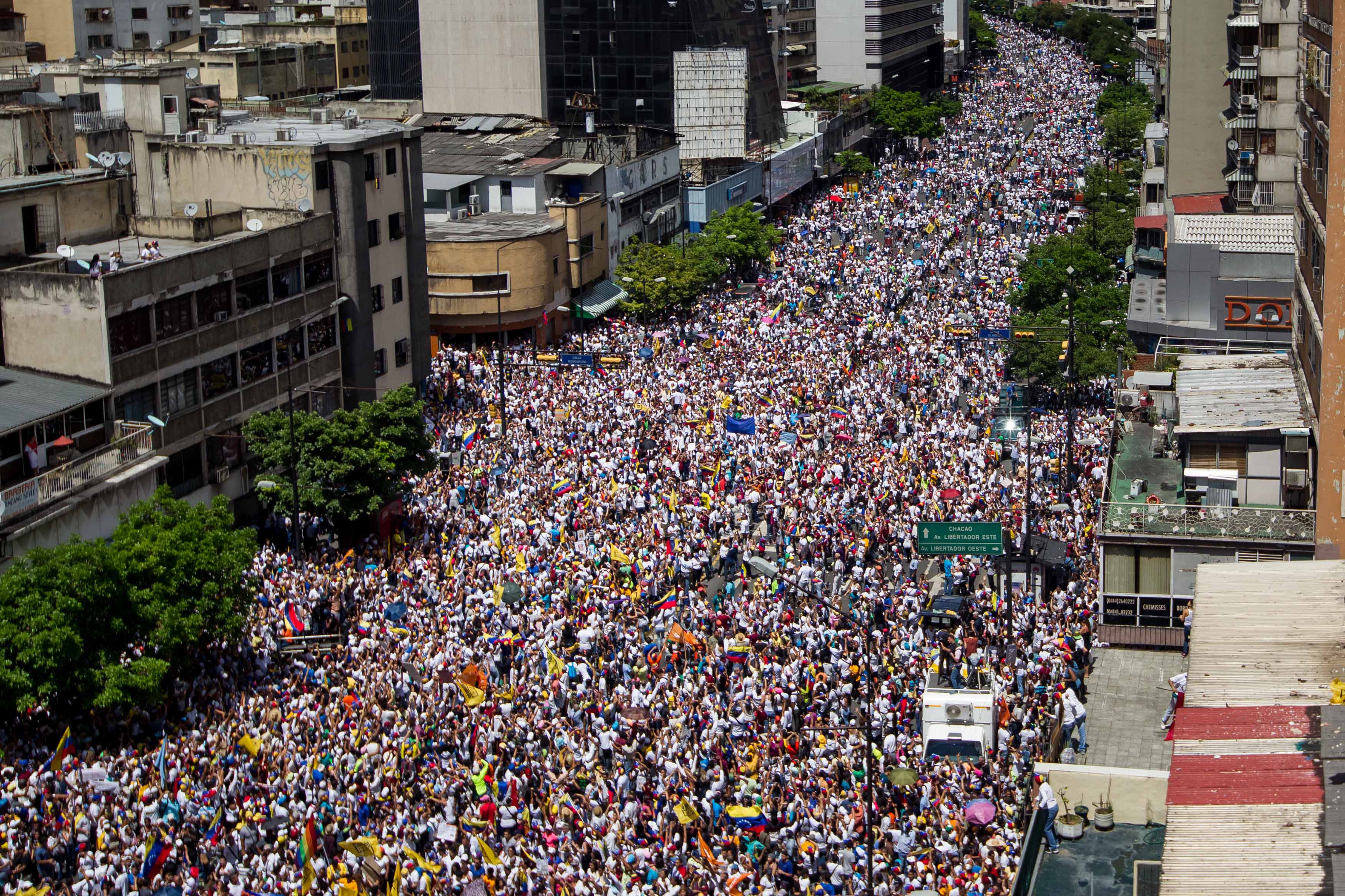 Miles de opositores participan en la "Toma de Caracas" Miles de personas participan en una manifestación denominada "Toma de Caracas", una marcha convocada hace semanas por la alianza de partidos Mesa de la Unidad Democrática