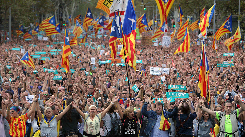 Miles de personas protestan en Barcelona contra el 155 | RTVE