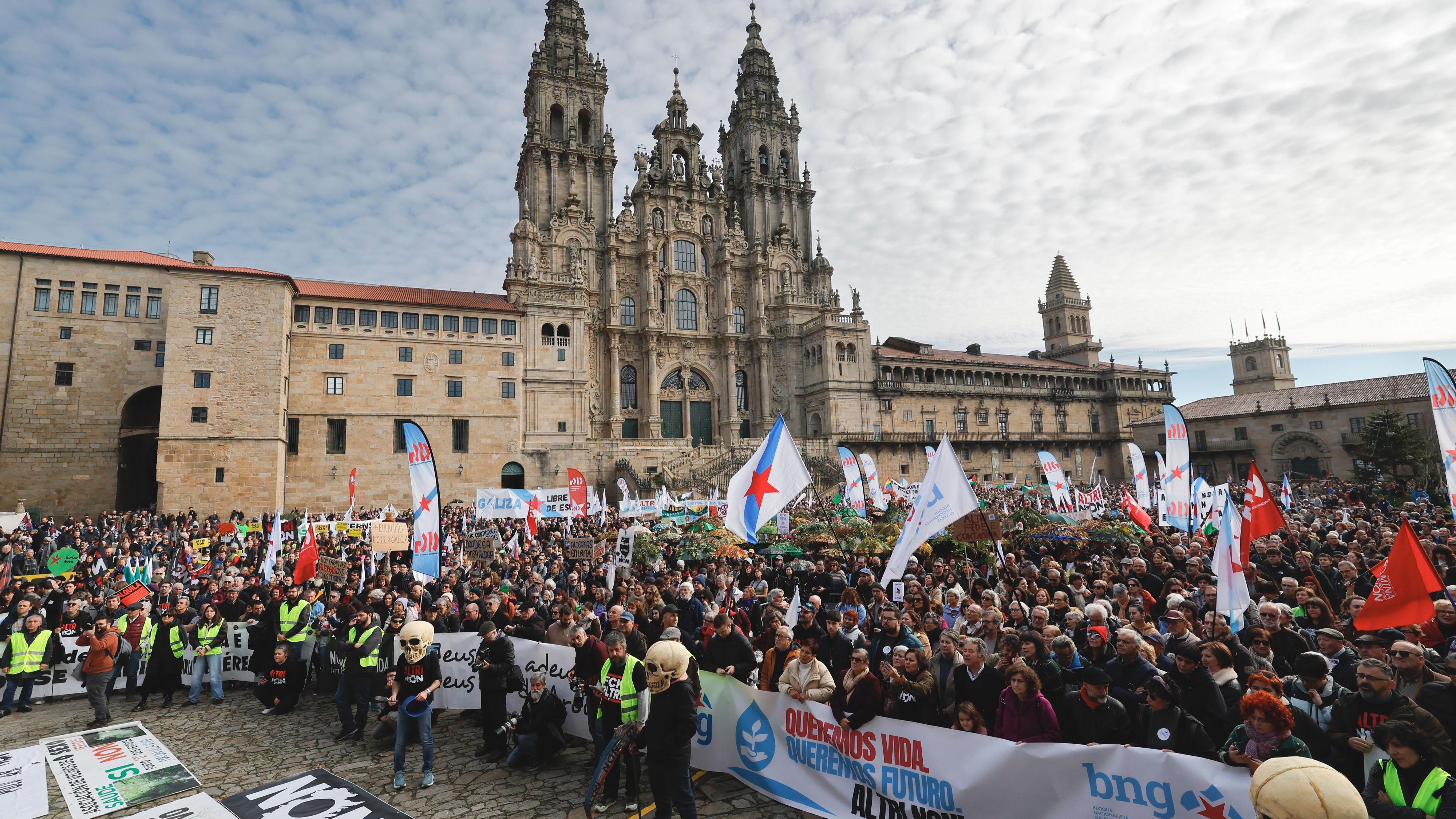 Miles de personas protestan contra Altri en Santiago