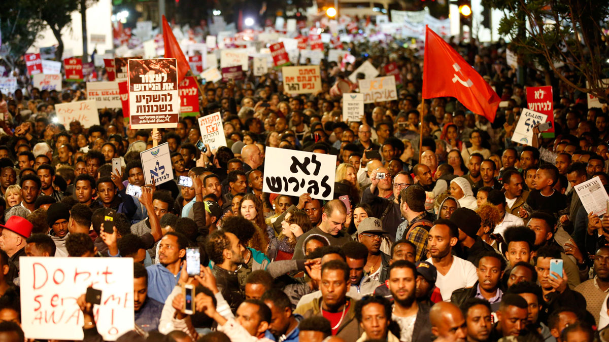 Miles de personas protestan en tel aviv contra el plan israelí de deportar masivamente a africanos