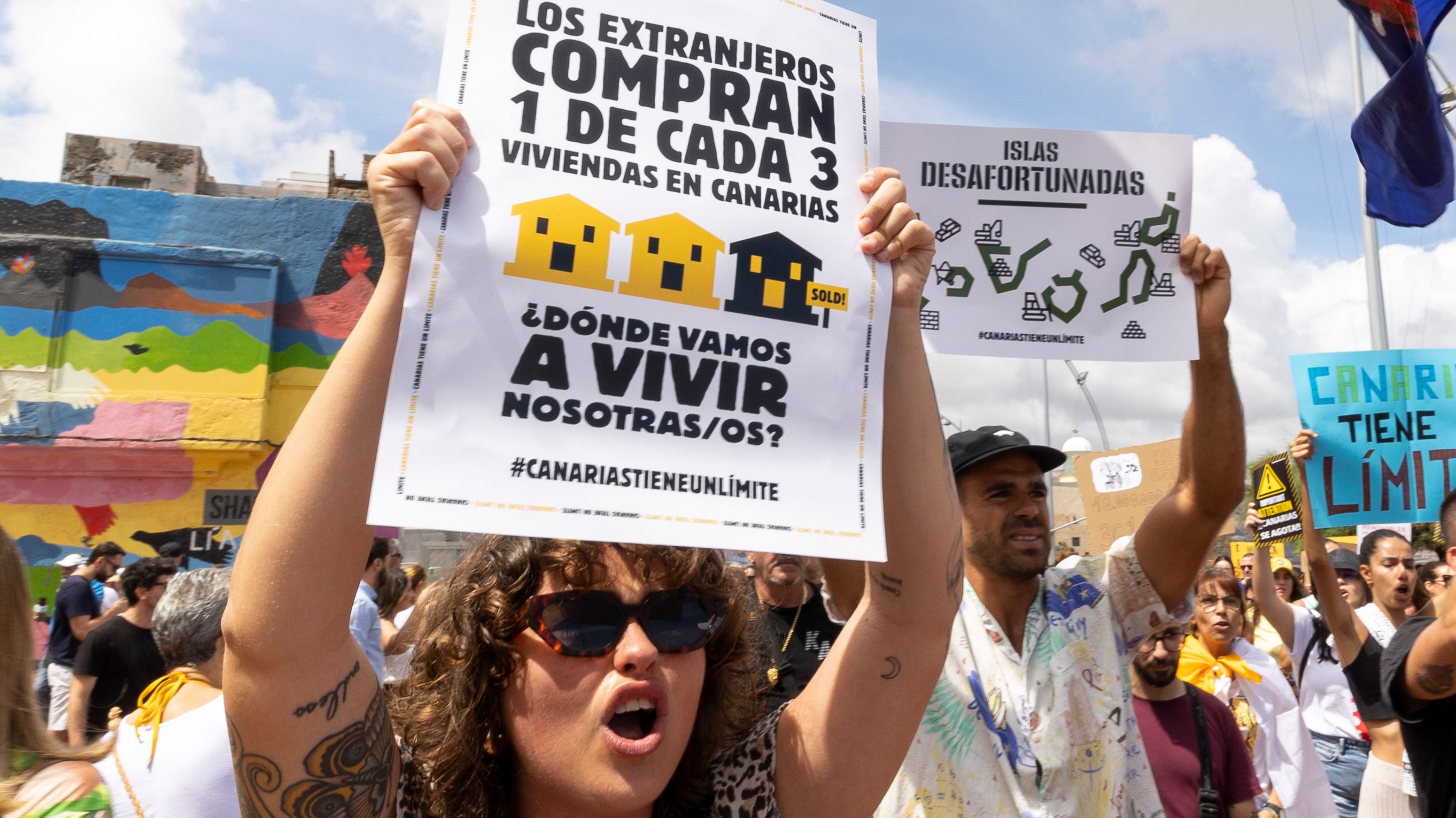 Miles de personas salen a la calle contra el turismo masivo