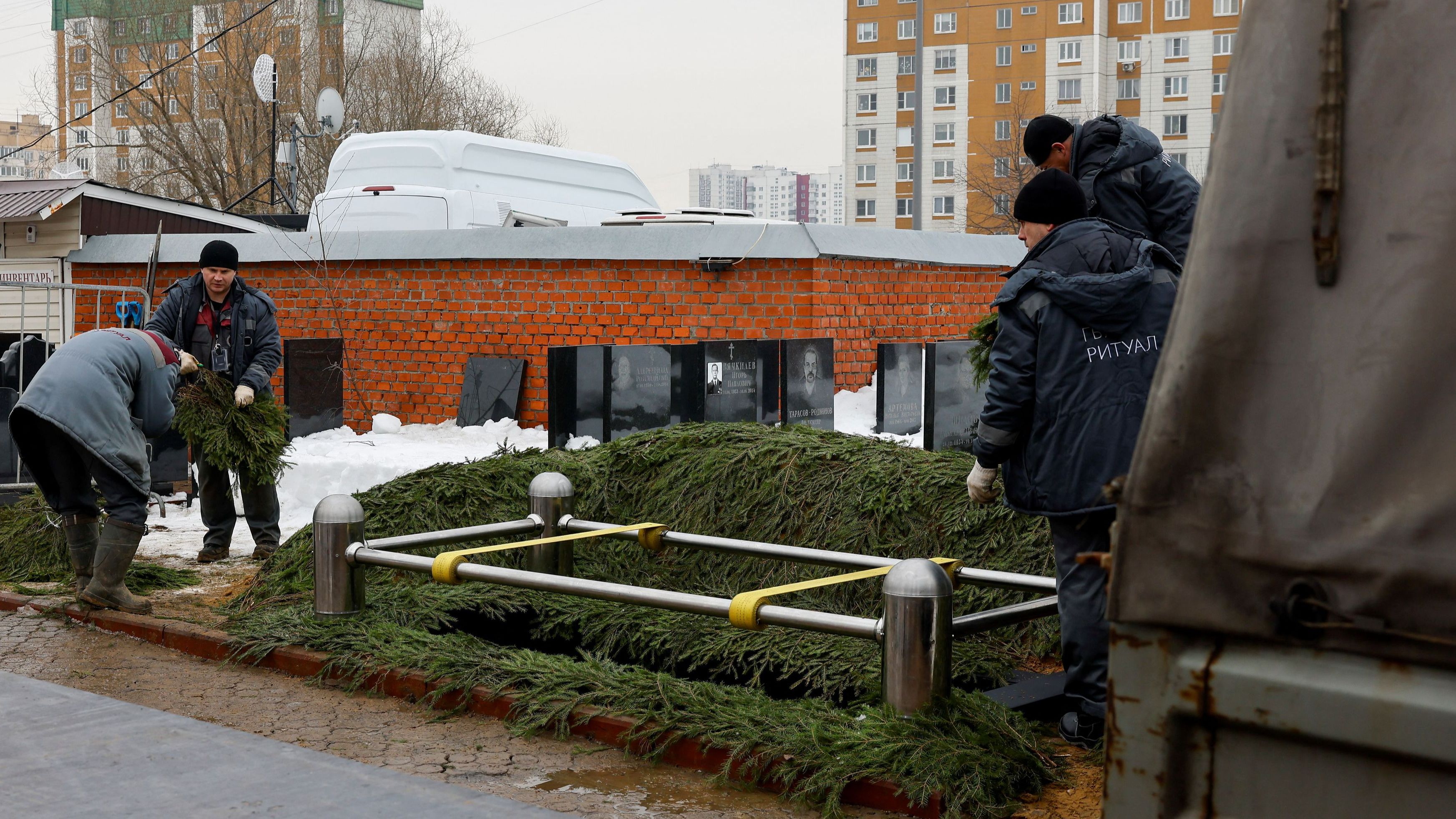 Una imagen de una tumba donde supuestamente será enterrado el político de la oposición rusa, Alexéi Navalni. REUTERS/Stringer